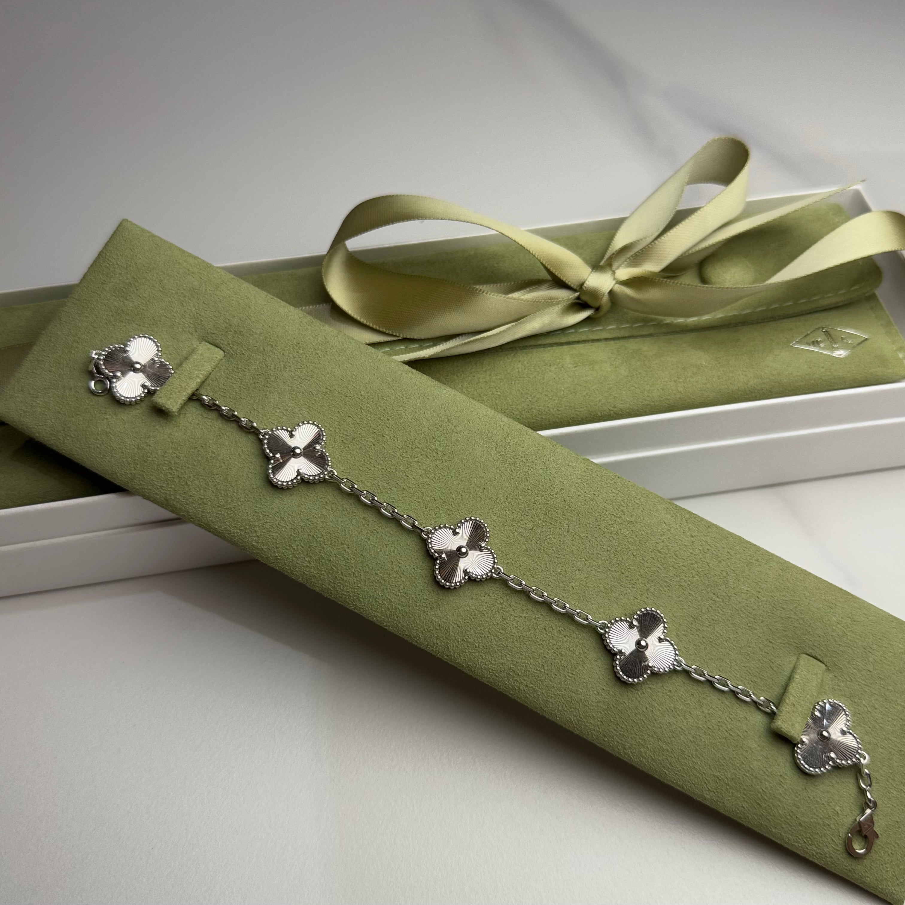 VAN CLEEF & ARPELS VINTAGE ALHAMBRA BRACELET, 5 MOTIFS (WHITE GOLD)