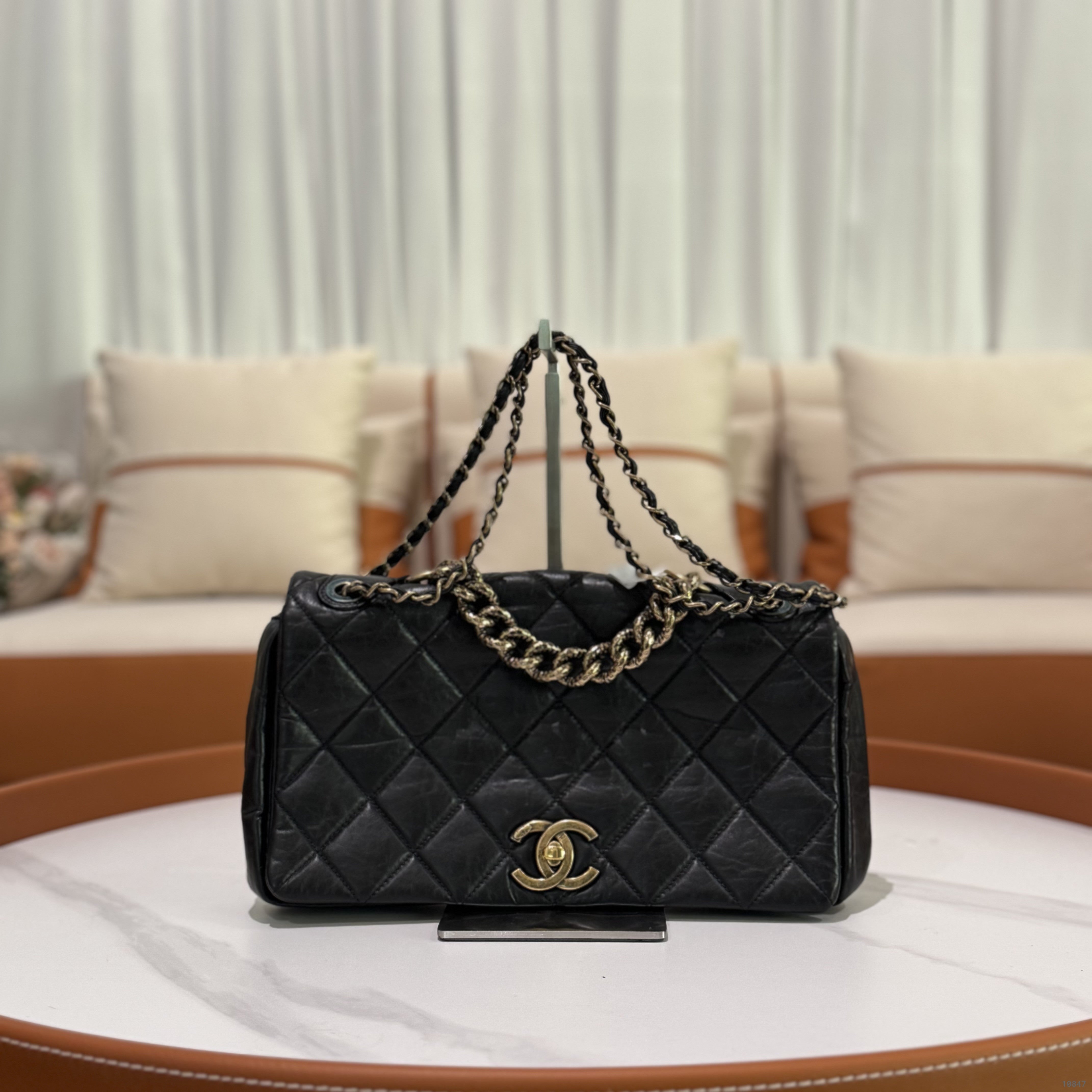 CHANEL SHOULDER BAG BLACK VINTAGE-STYLE CAVIAR CALFSKIN WITH GOLD HARDWARE