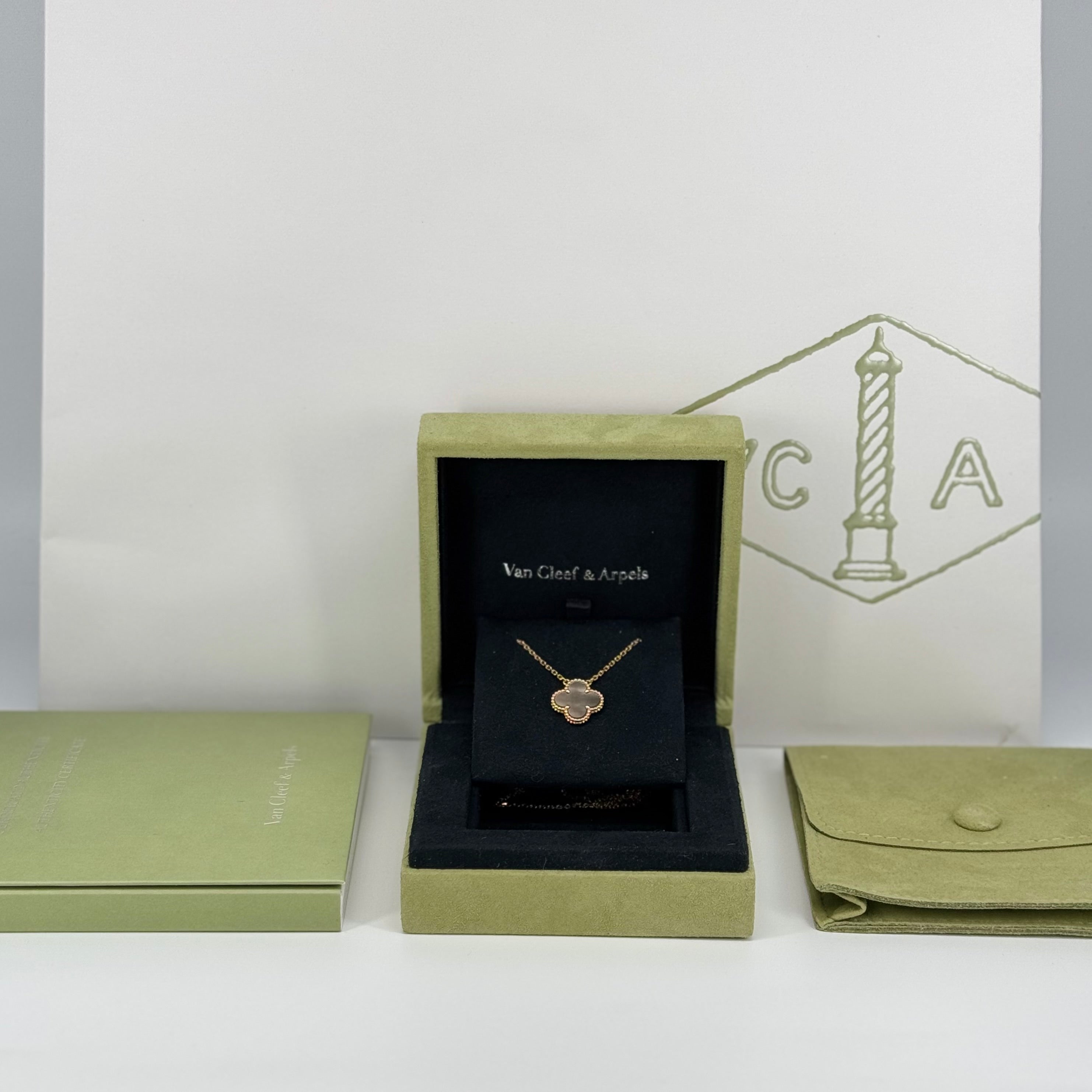 VAN CLEEF & ARPELS VINTAGE ALHAMBRA PENDANT MOTHER OF PEARL / ROSE GOLD