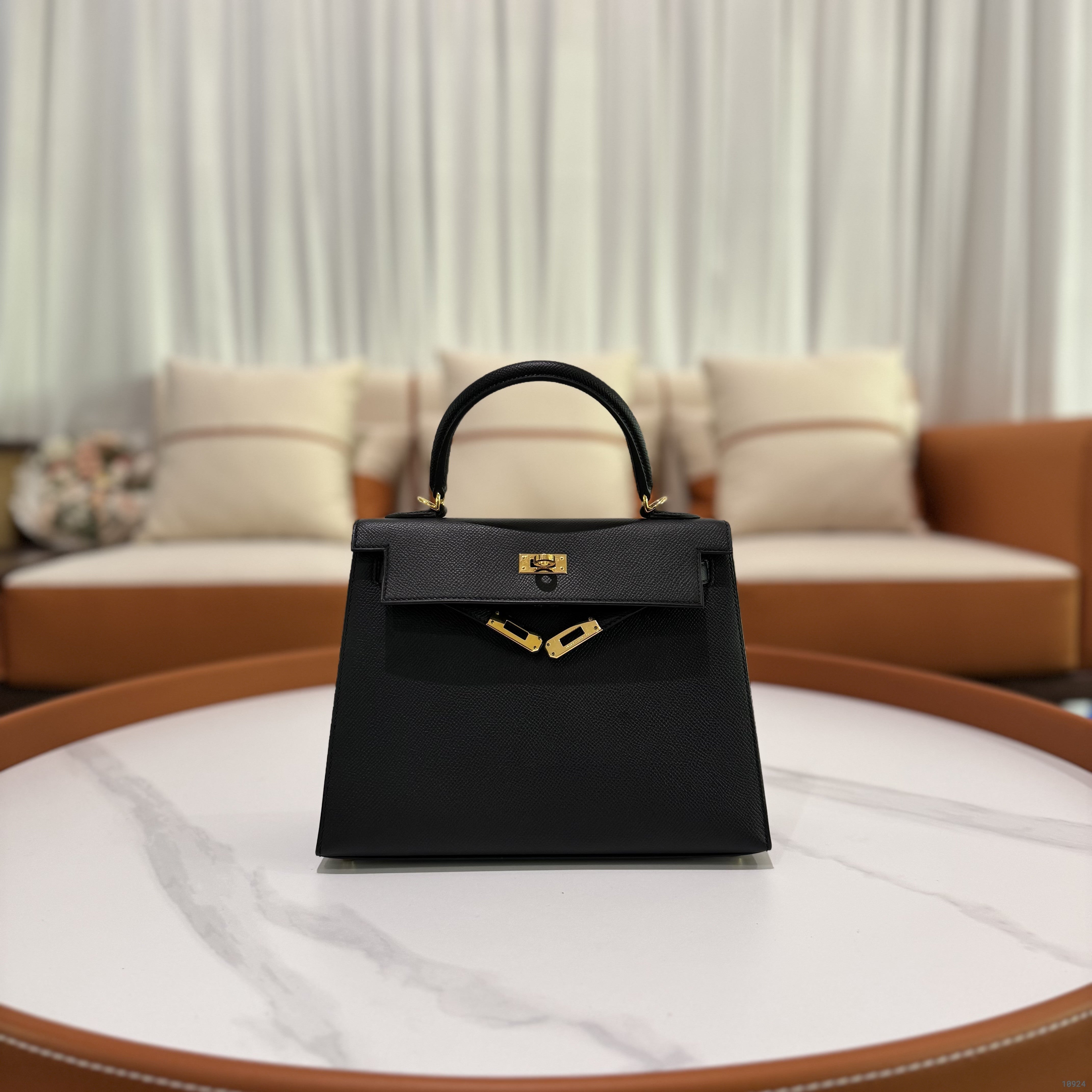 HERMÈS KELLY 25 BLACK EPSOM LEATHER GHW STAMP C
