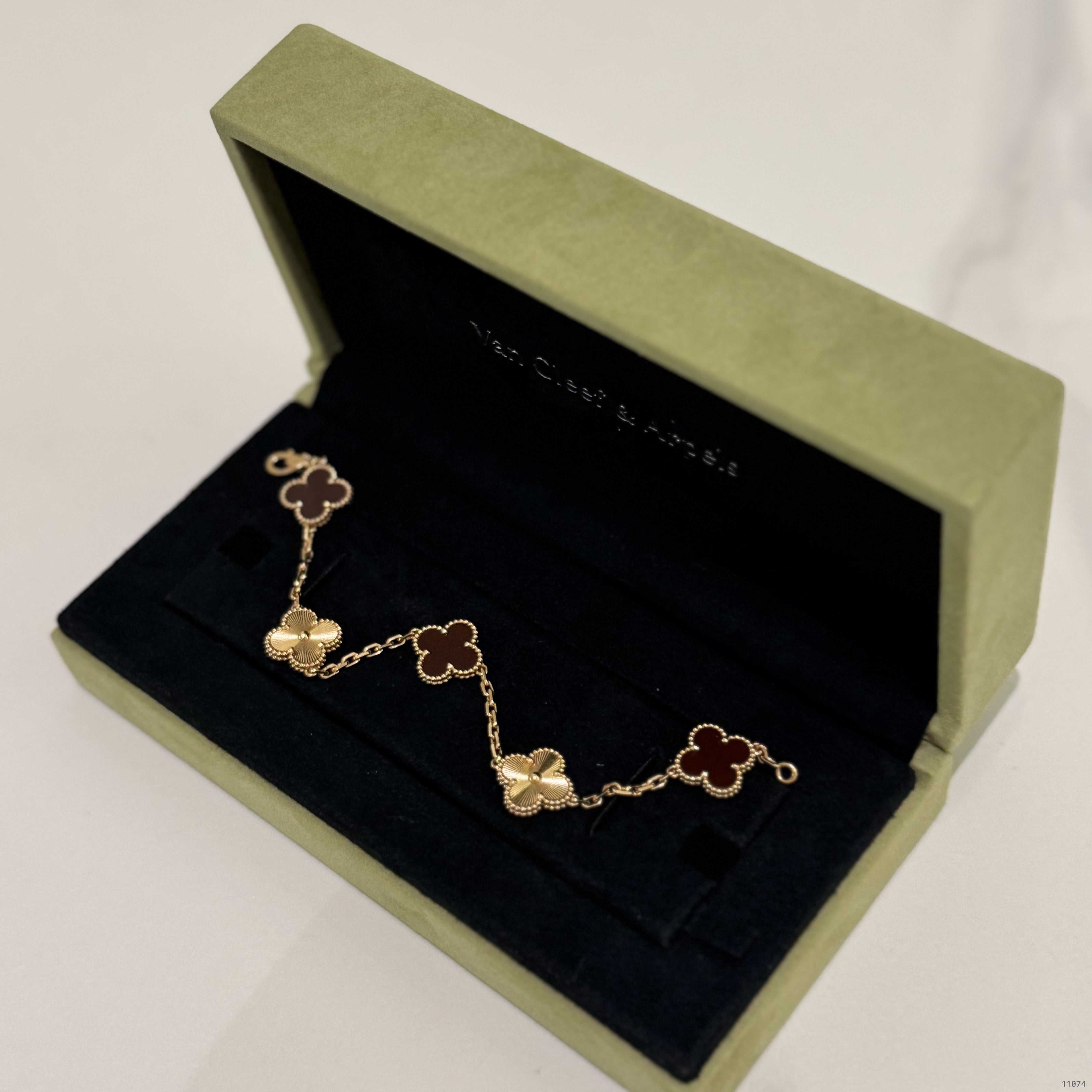 VAN CLEEF & ARPELS VINTAGE ALHAMBRA BRACELET IN CARNELIAN WITH LASER-ENGRAVED 5 MOTIFS