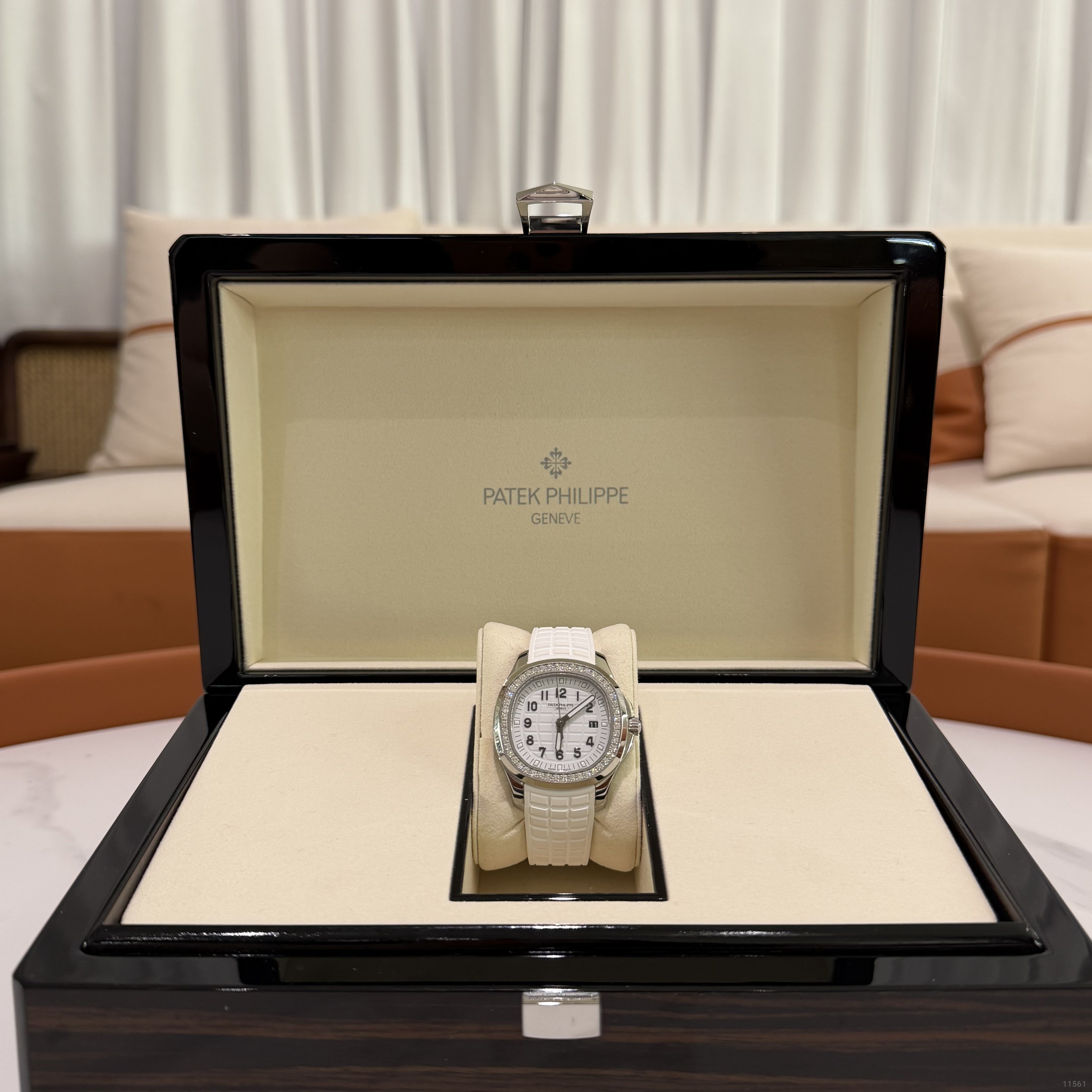 Patek Philippe Aquanaut 5267A “White Grenade” Quartz Watch