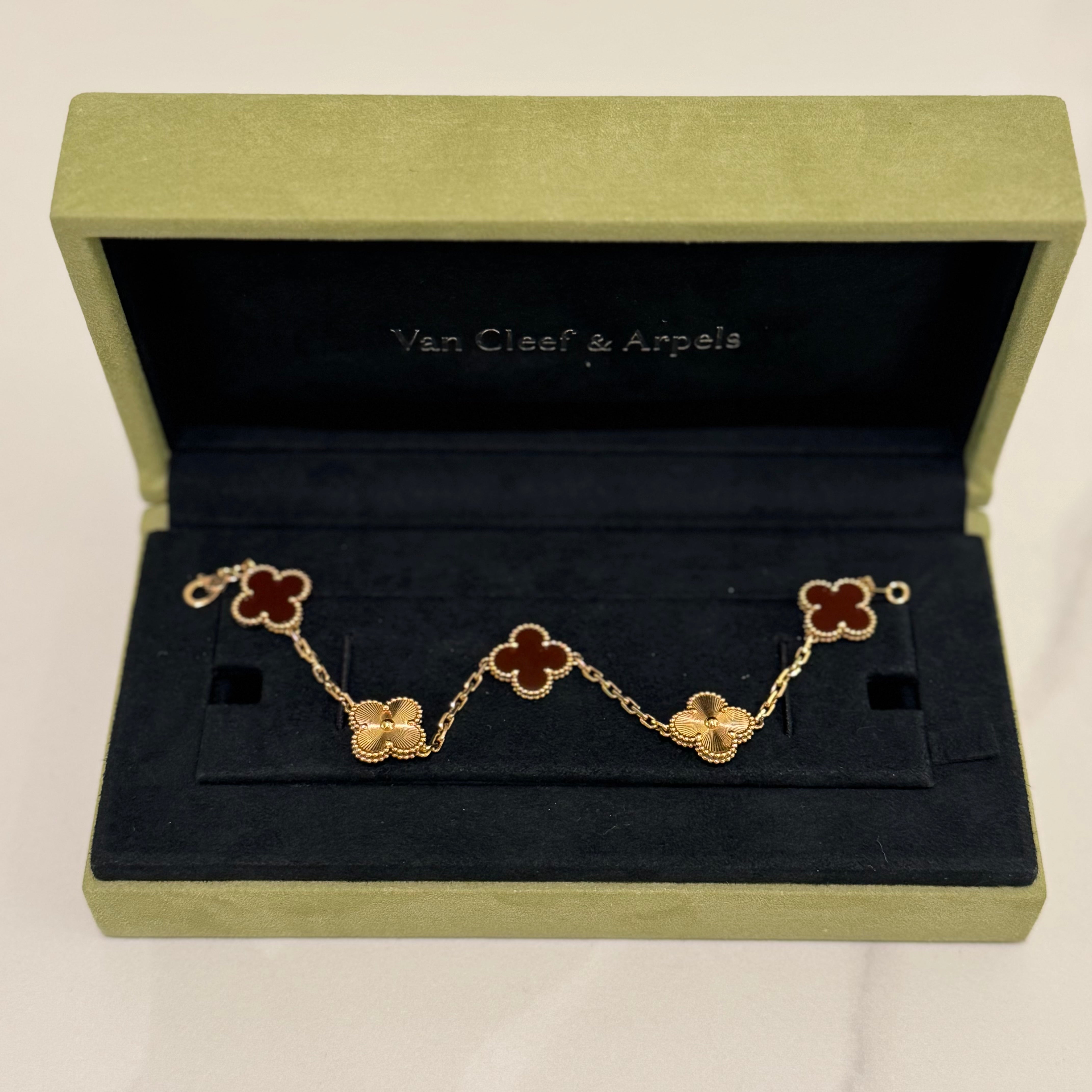 VAN CLEEF & ARPELS VINTAGE ALHAMBRA BRACELET IN CARNELIAN WITH LASER-ENGRAVED 5 MOTIFS