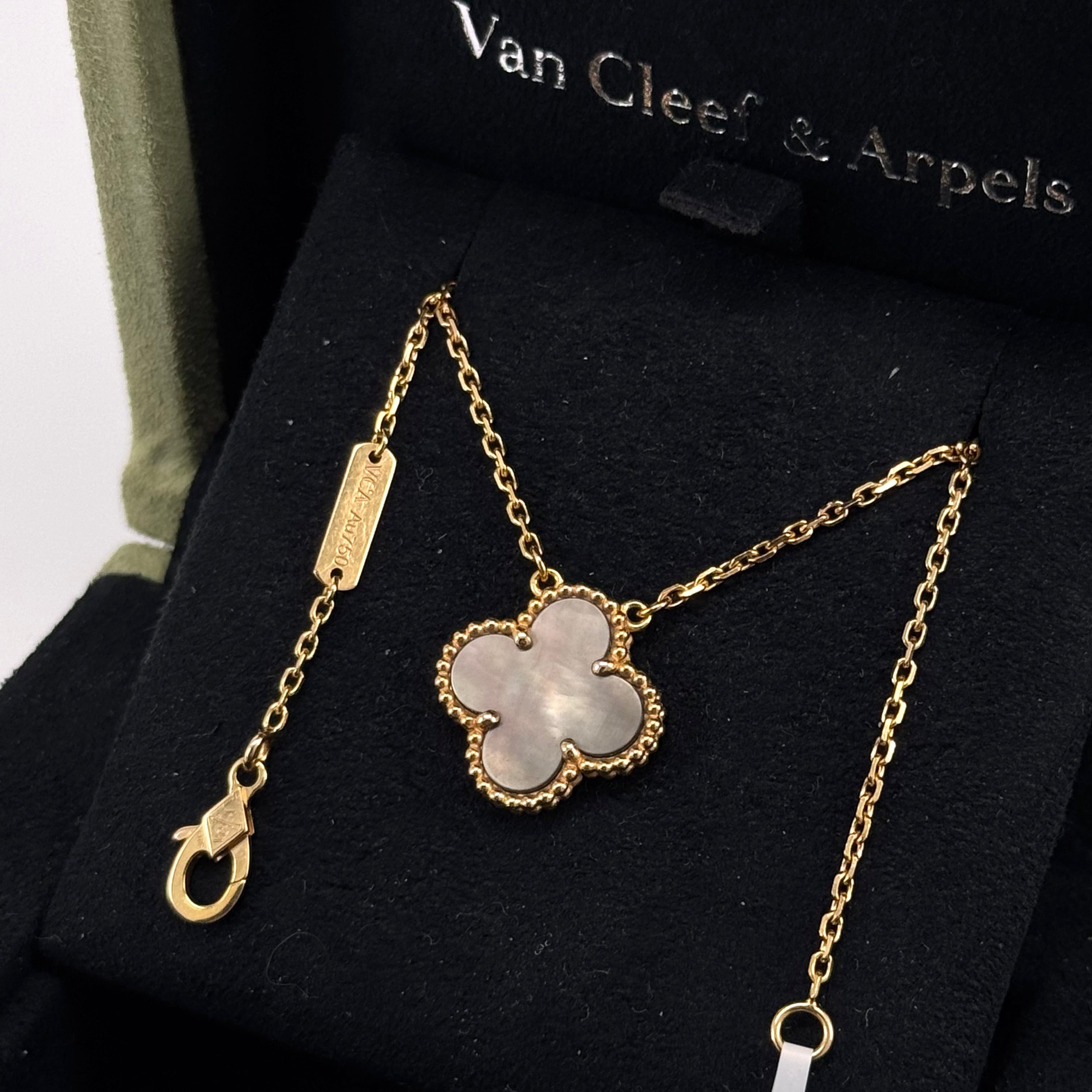 VAN CLEEF & ARPELS VINTAGE ALHAMBRA PENDANT MOTHER OF PEARL / ROSE GOLD