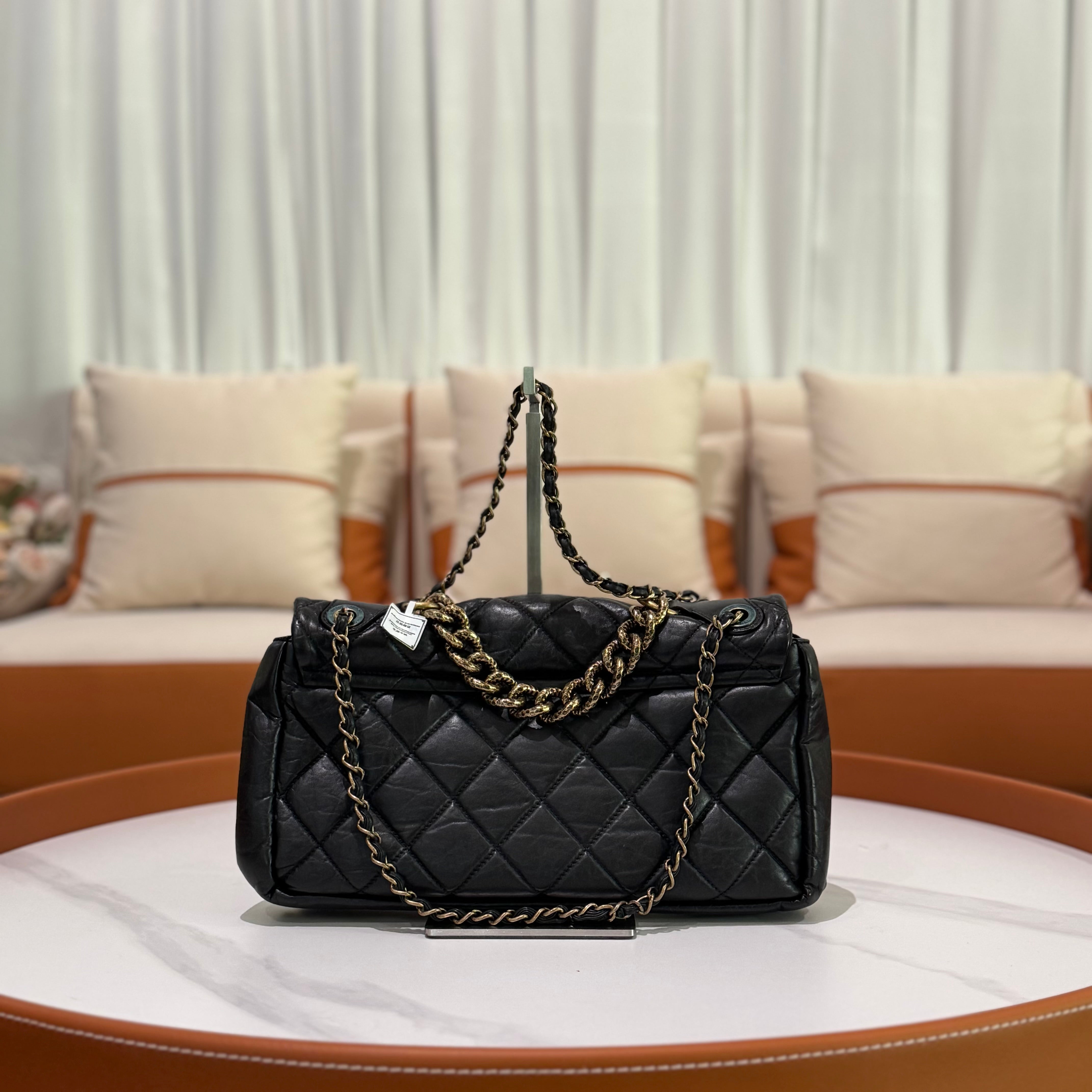 CHANEL SHOULDER BAG BLACK VINTAGE-STYLE CAVIAR CALFSKIN WITH GOLD HARDWARE