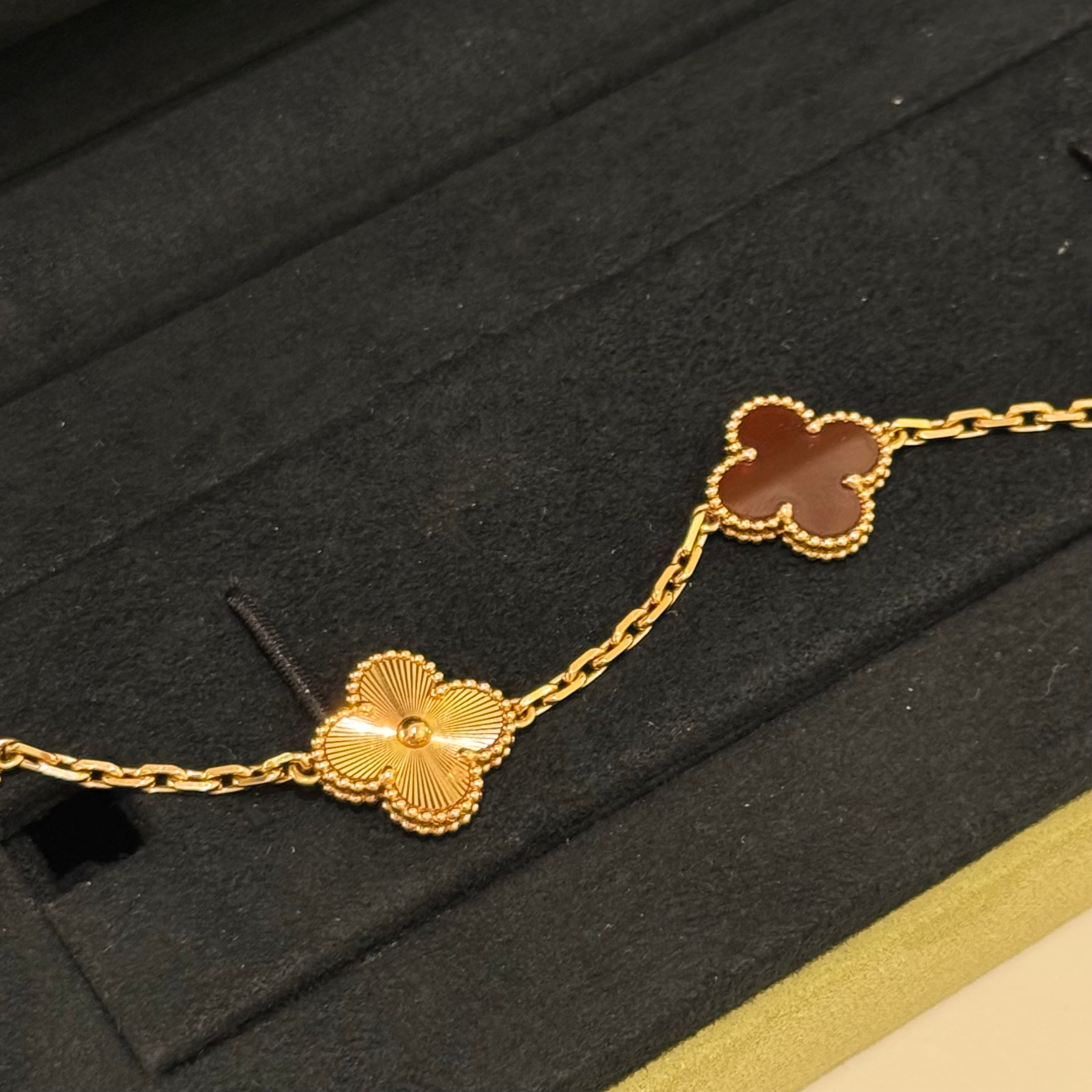 VAN CLEEF & ARPELS VINTAGE ALHAMBRA BRACELET IN CARNELIAN WITH LASER-ENGRAVED 5 MOTIFS