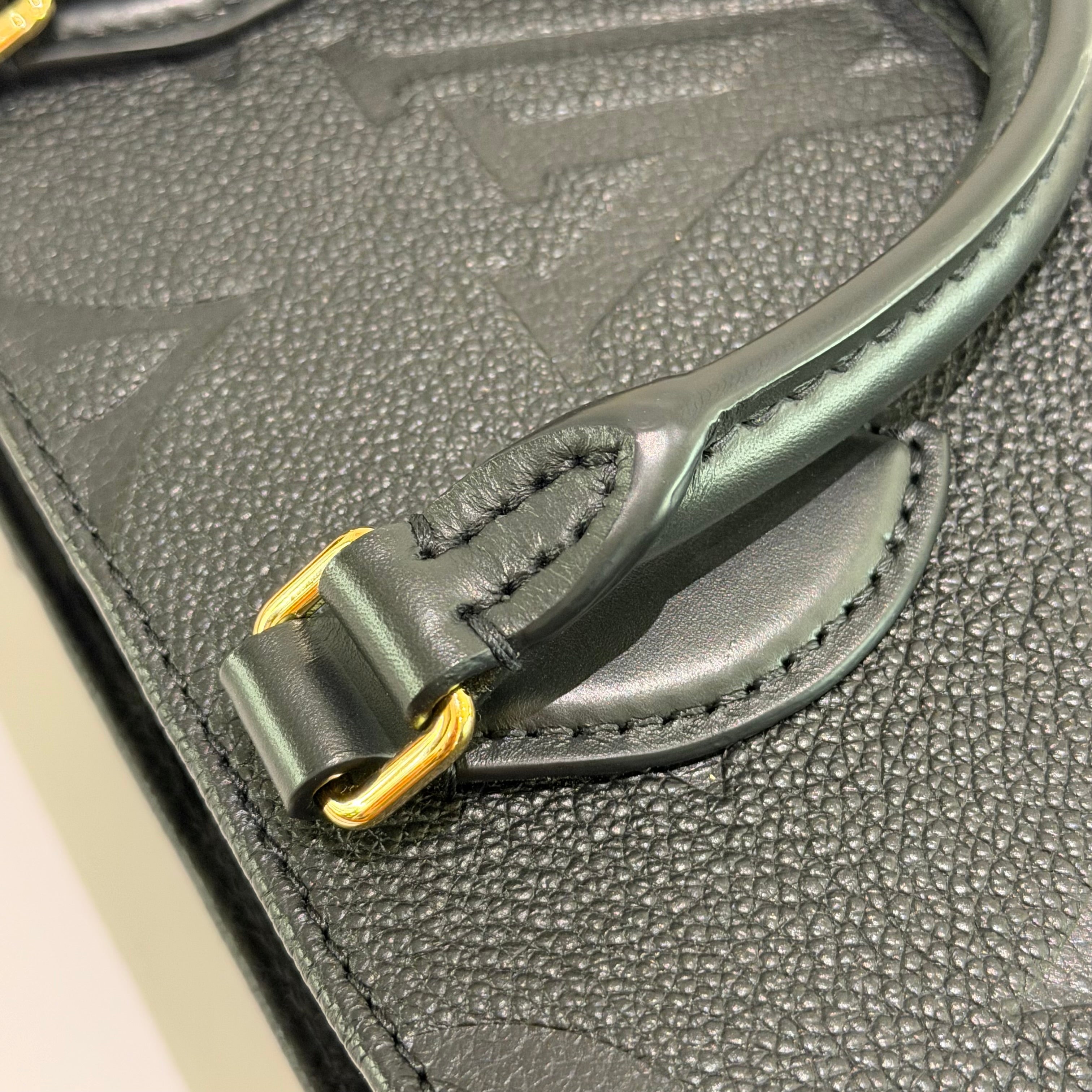 LOUIS VUITTON ON THE GO HORIZONTAL BLACK MONOGRAM (CHIP VERSION)