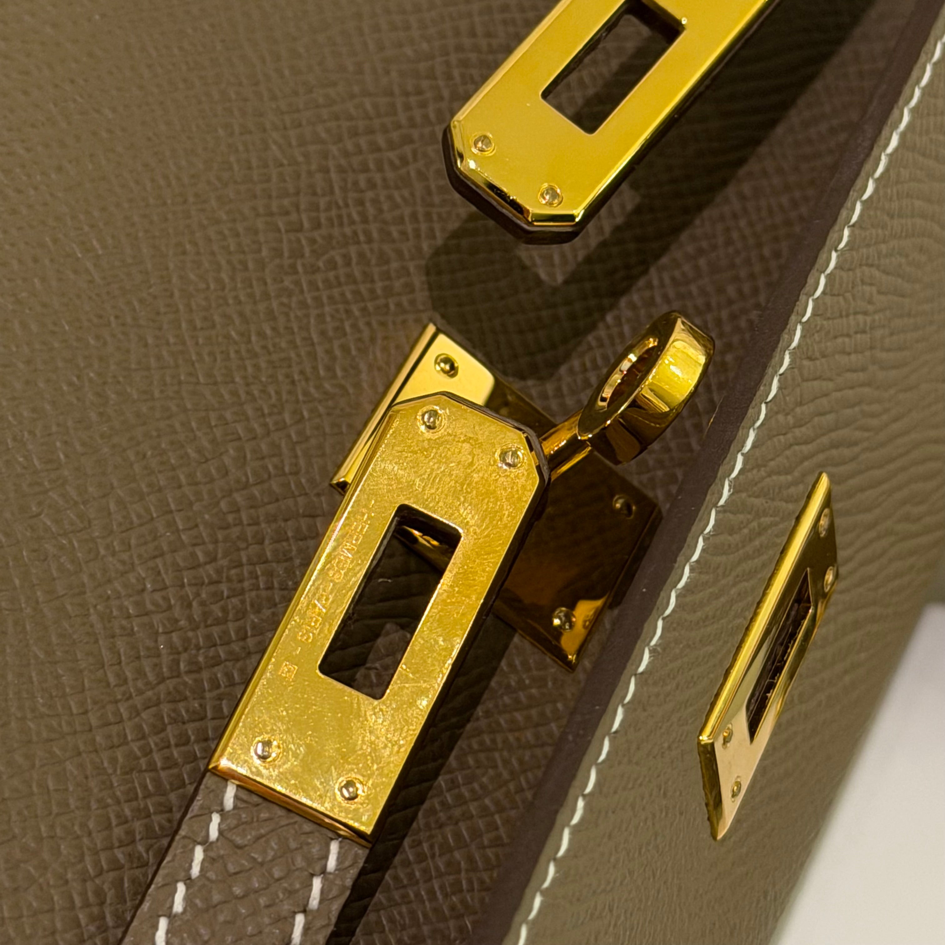 HERMES Kelly 25 Etoupe with Gold Hardware Epsom Leather (Stamp B)