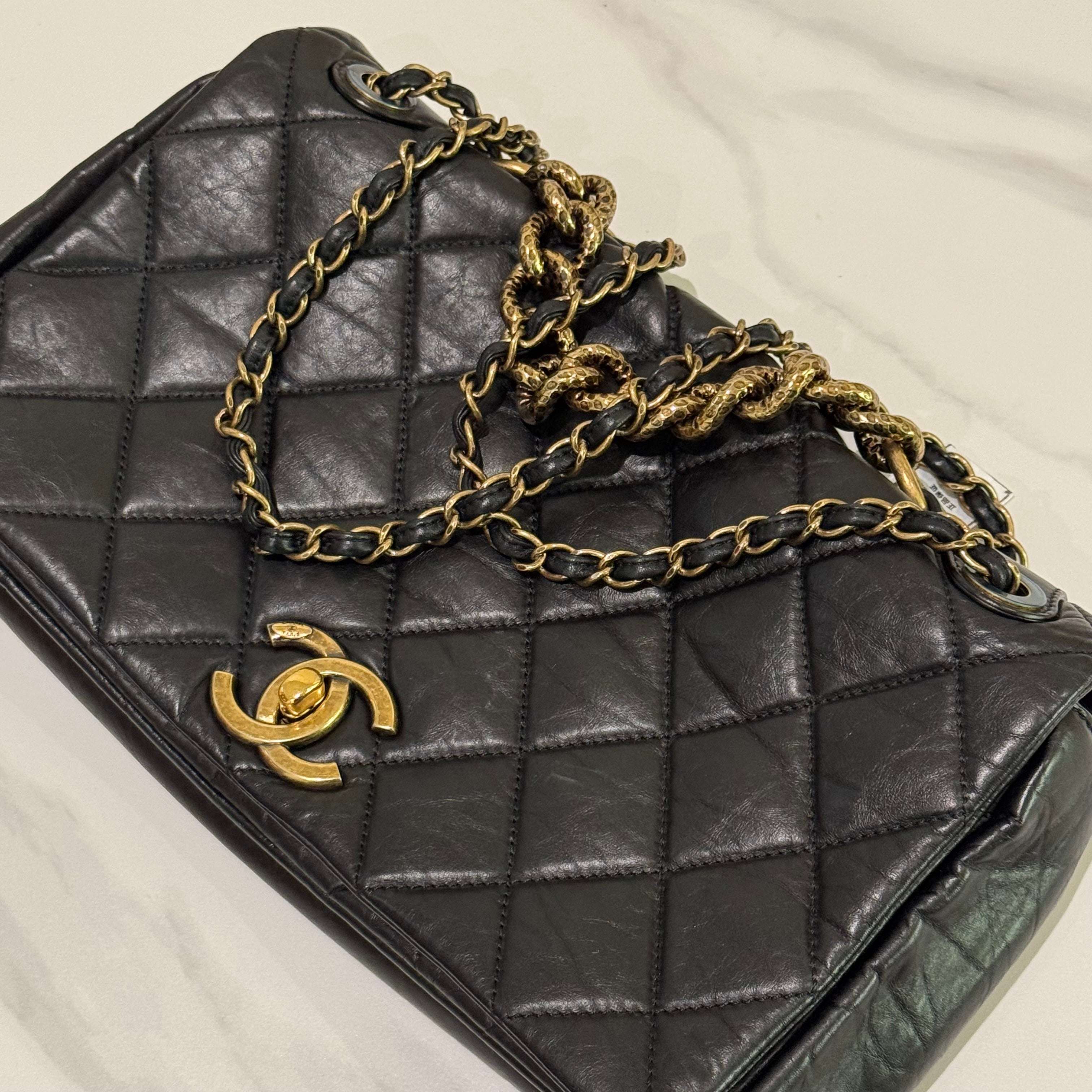 CHANEL SHOULDER BAG BLACK VINTAGE-STYLE CAVIAR CALFSKIN WITH GOLD HARDWARE