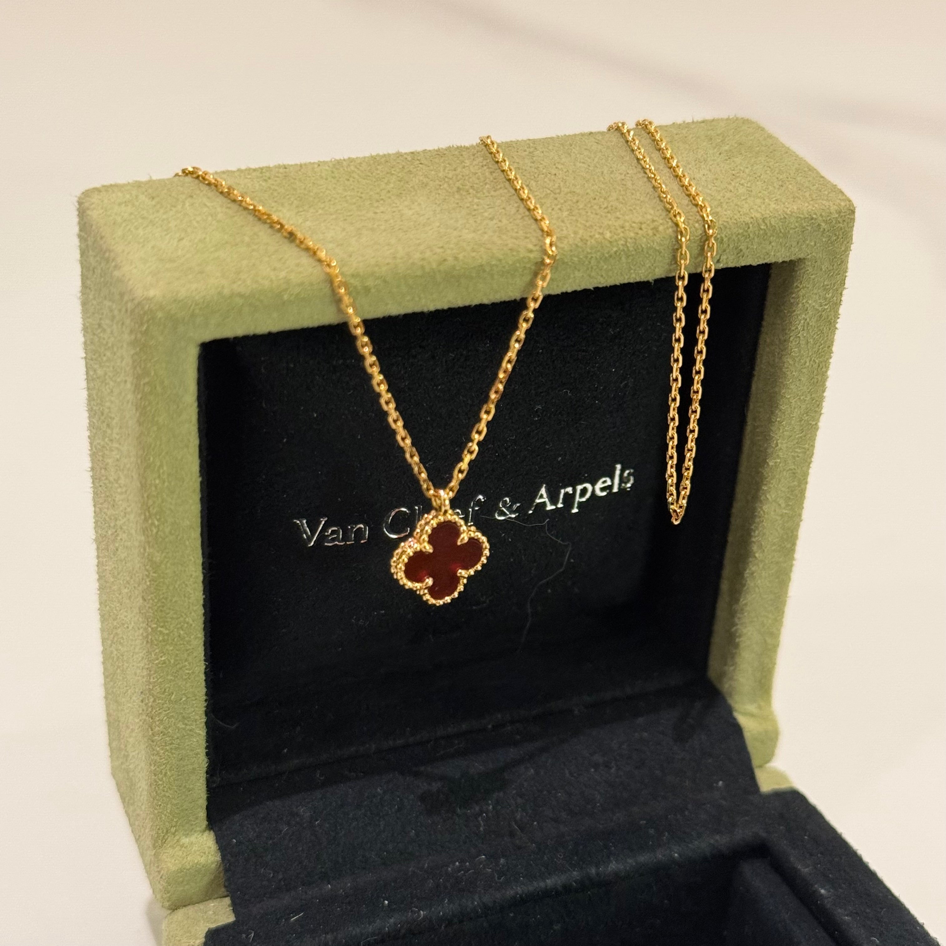 VAN CLEEF & ARPELS Sweet Alhambra Pendant Carnelian / Pink Gold