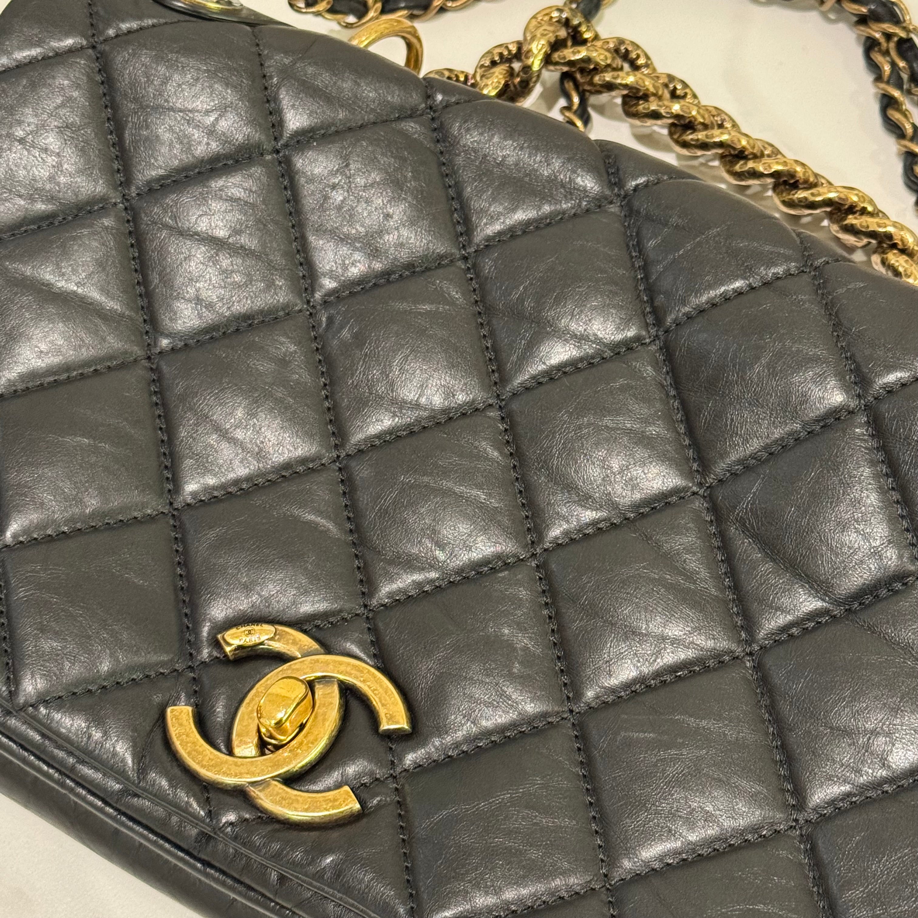 CHANEL SHOULDER BAG BLACK VINTAGE-STYLE CAVIAR CALFSKIN WITH GOLD HARDWARE