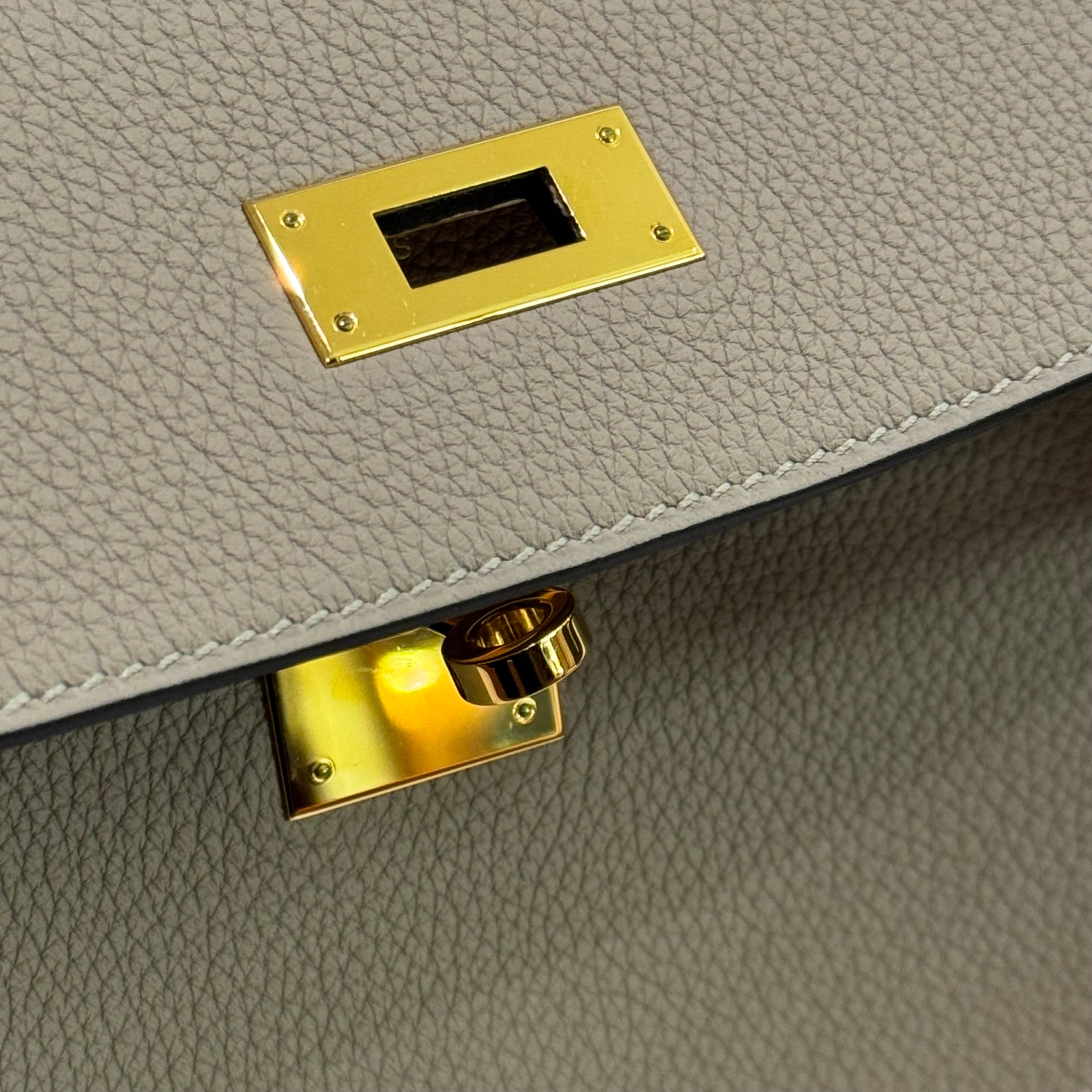 HERMÈS KELLY 28 GRIS TOURTERELLE WITH GOLD HARDWARE