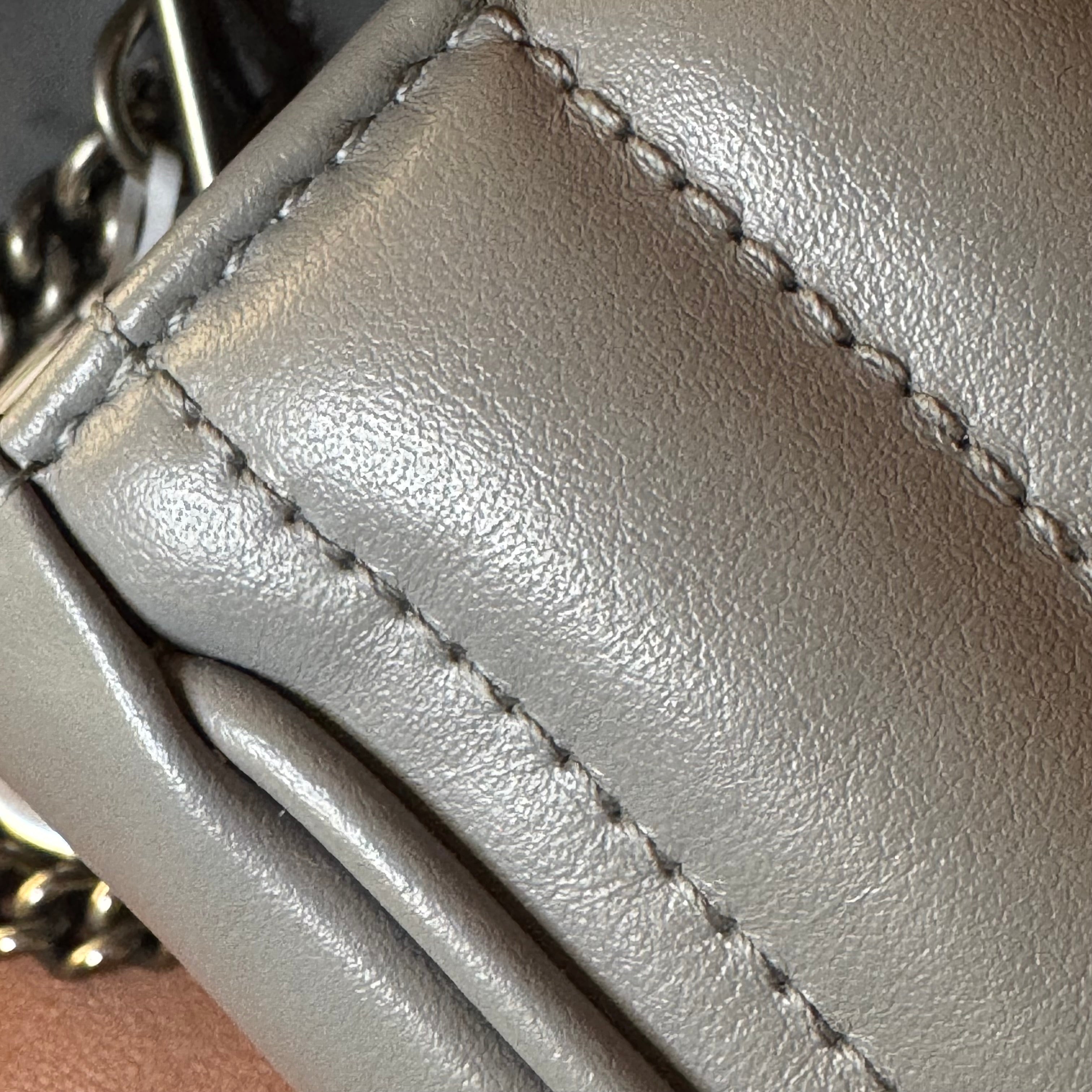 GUCCI MARMONT MINI CHAIN BAG IN SILVER GREY