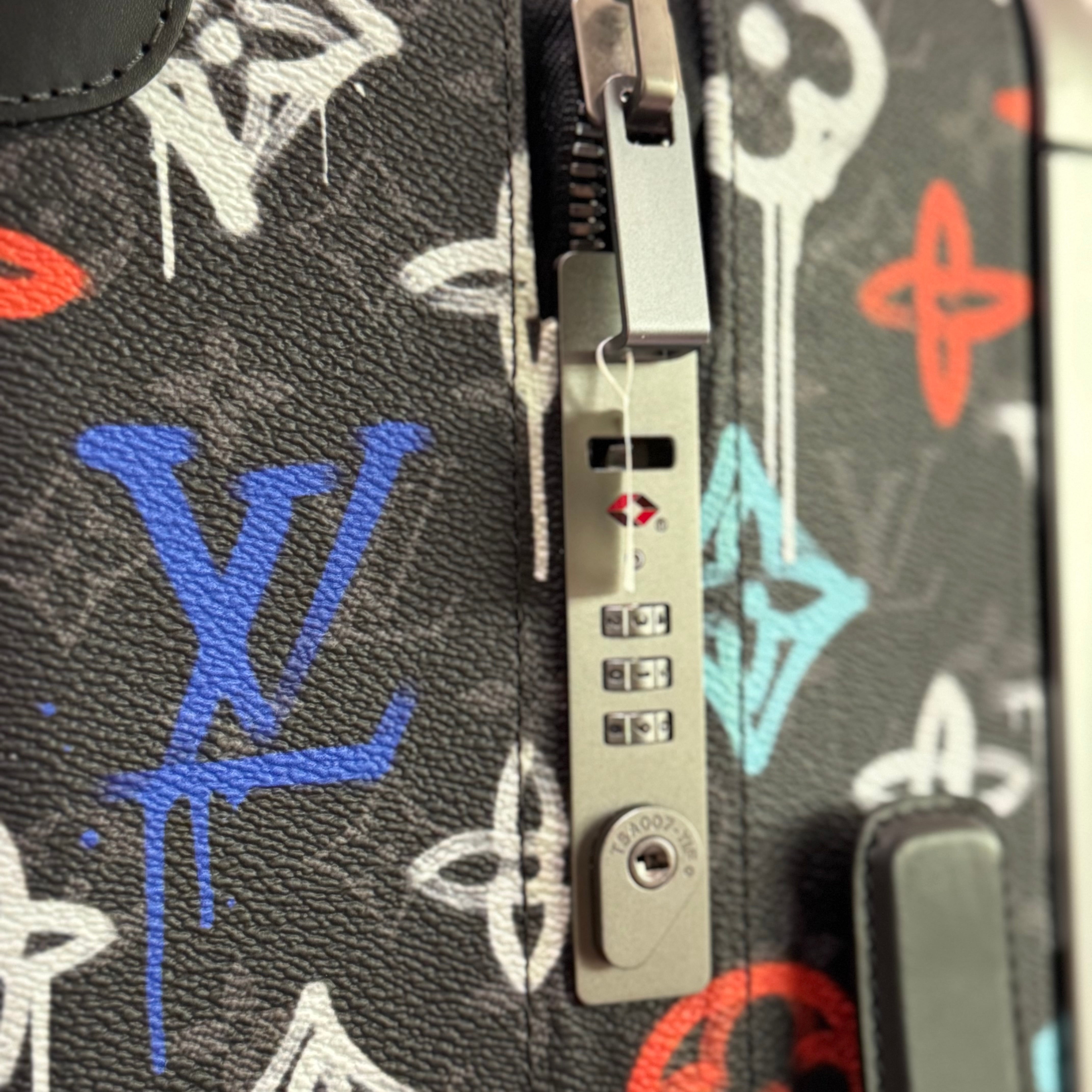 LOUIS VUITTON HORIZON LIMITED EDITION GRAFFITI LUGGAGE