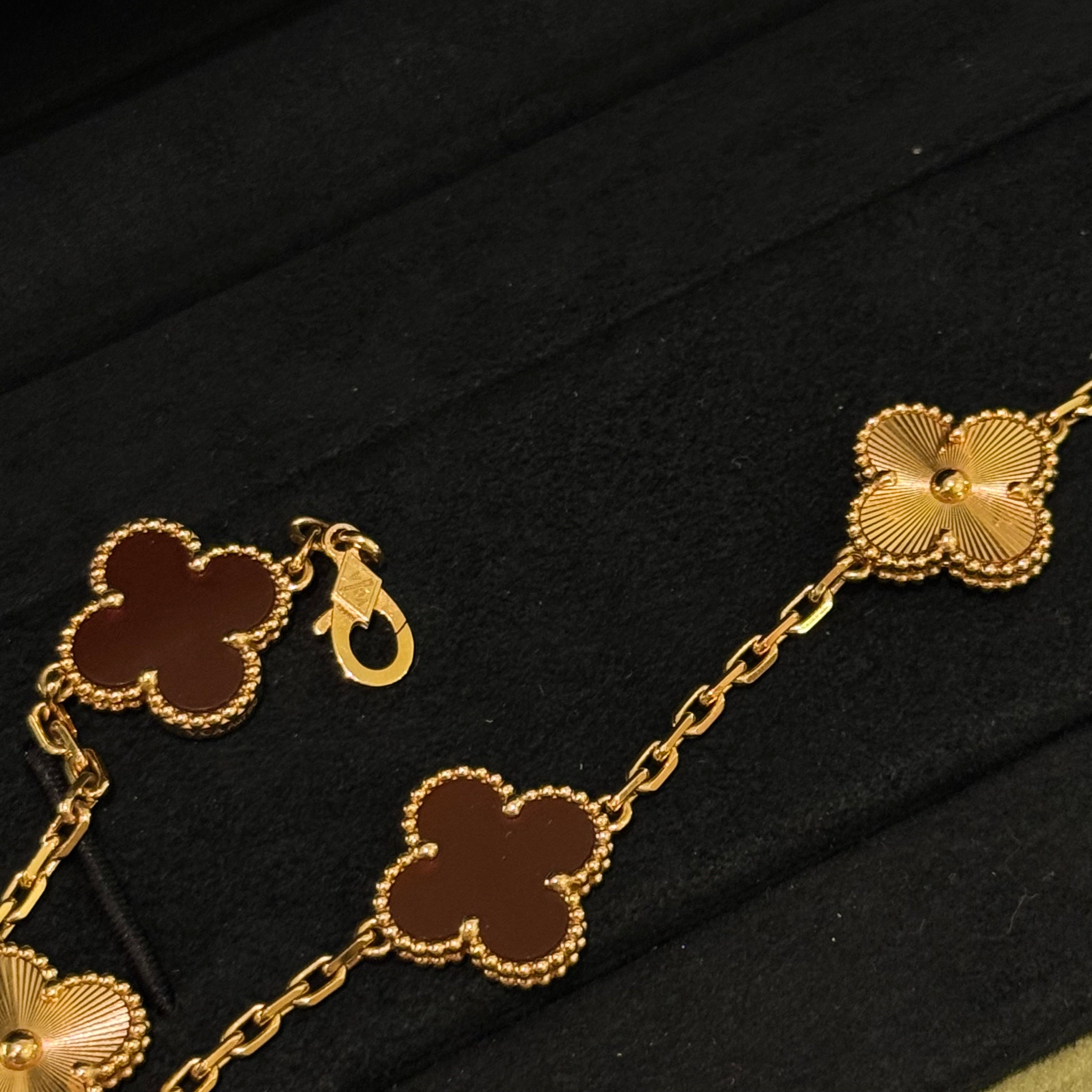 VAN CLEEF & ARPELS VINTAGE ALHAMBRA BRACELET IN CARNELIAN WITH LASER-ENGRAVED 5 MOTIFS