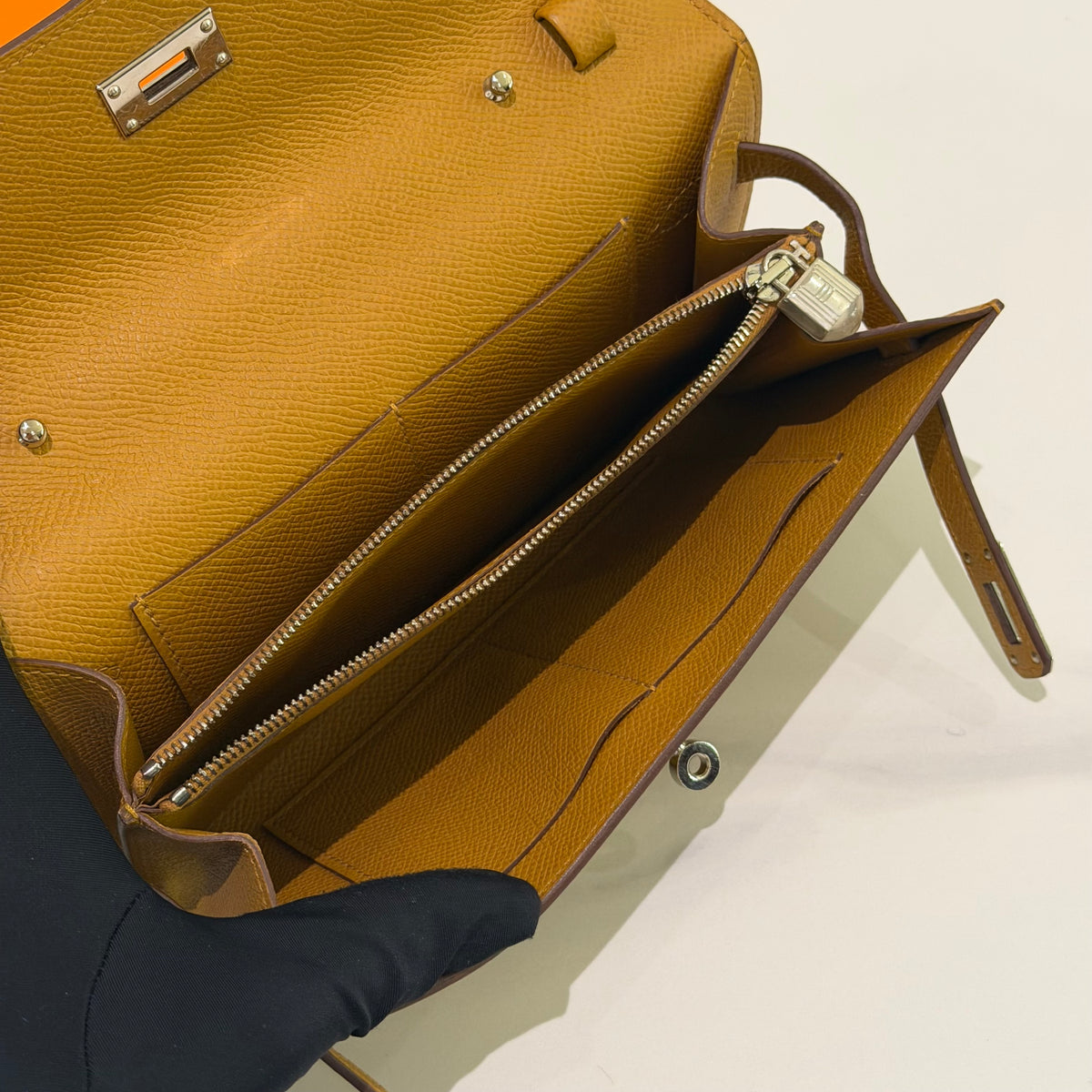 Hermès Kelly To Go Sesame with Palladium Hardware (Stamp Y) | HERMES