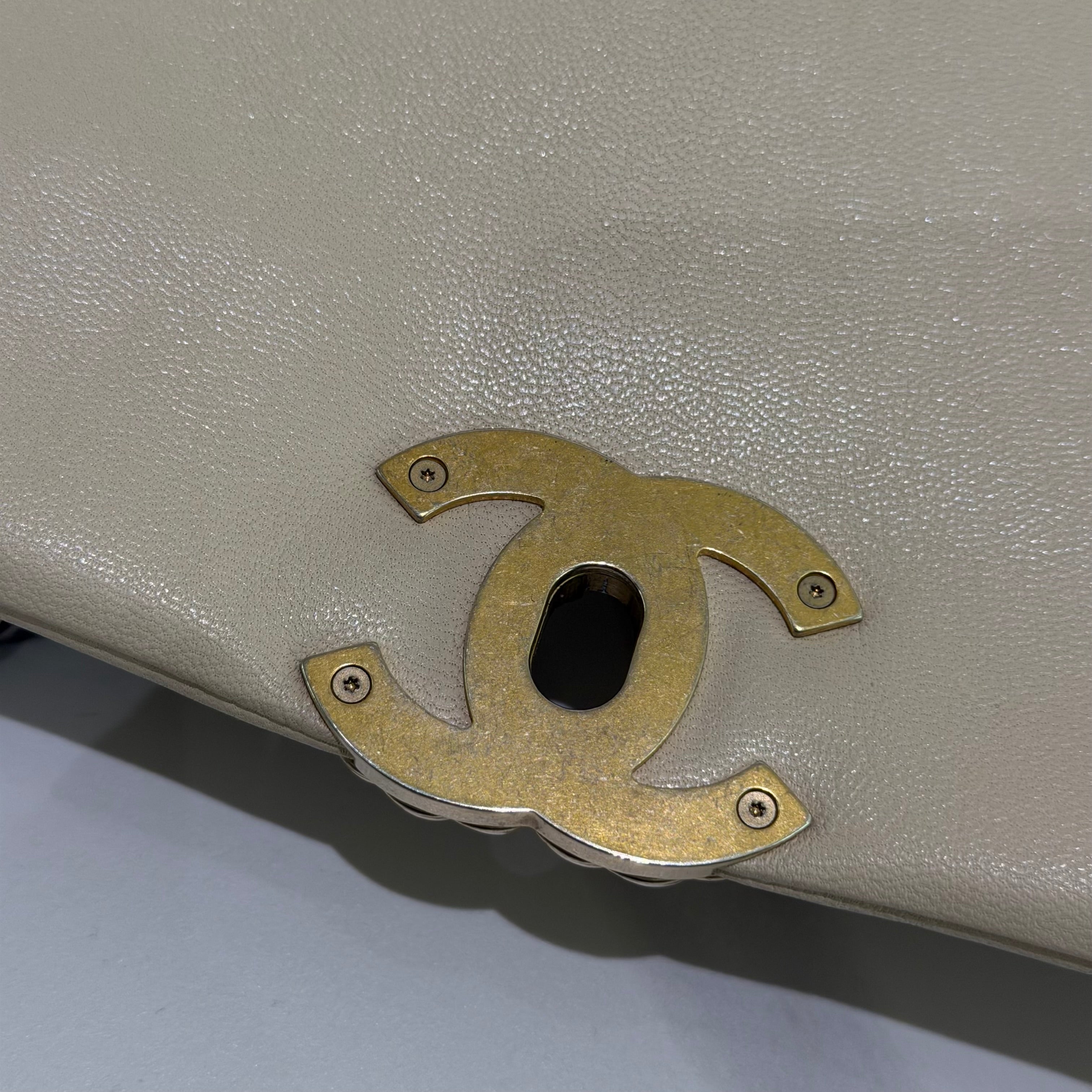 Chanel 19 Bag Medium Beige Quilted Lambskin with Gold Chain | CHANEL