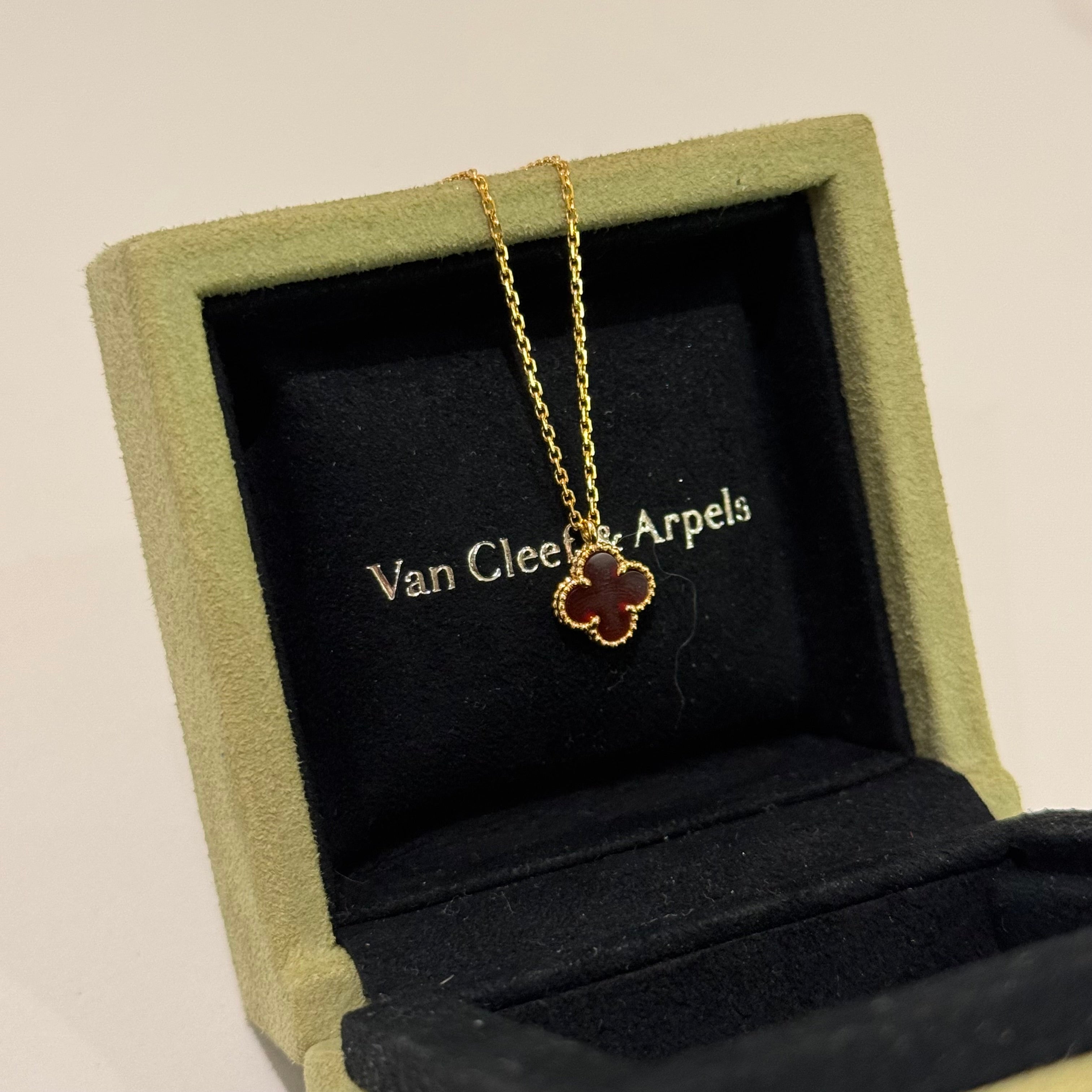 VAN CLEEF & ARPELS Sweet Alhambra Pendant Carnelian / Pink Gold