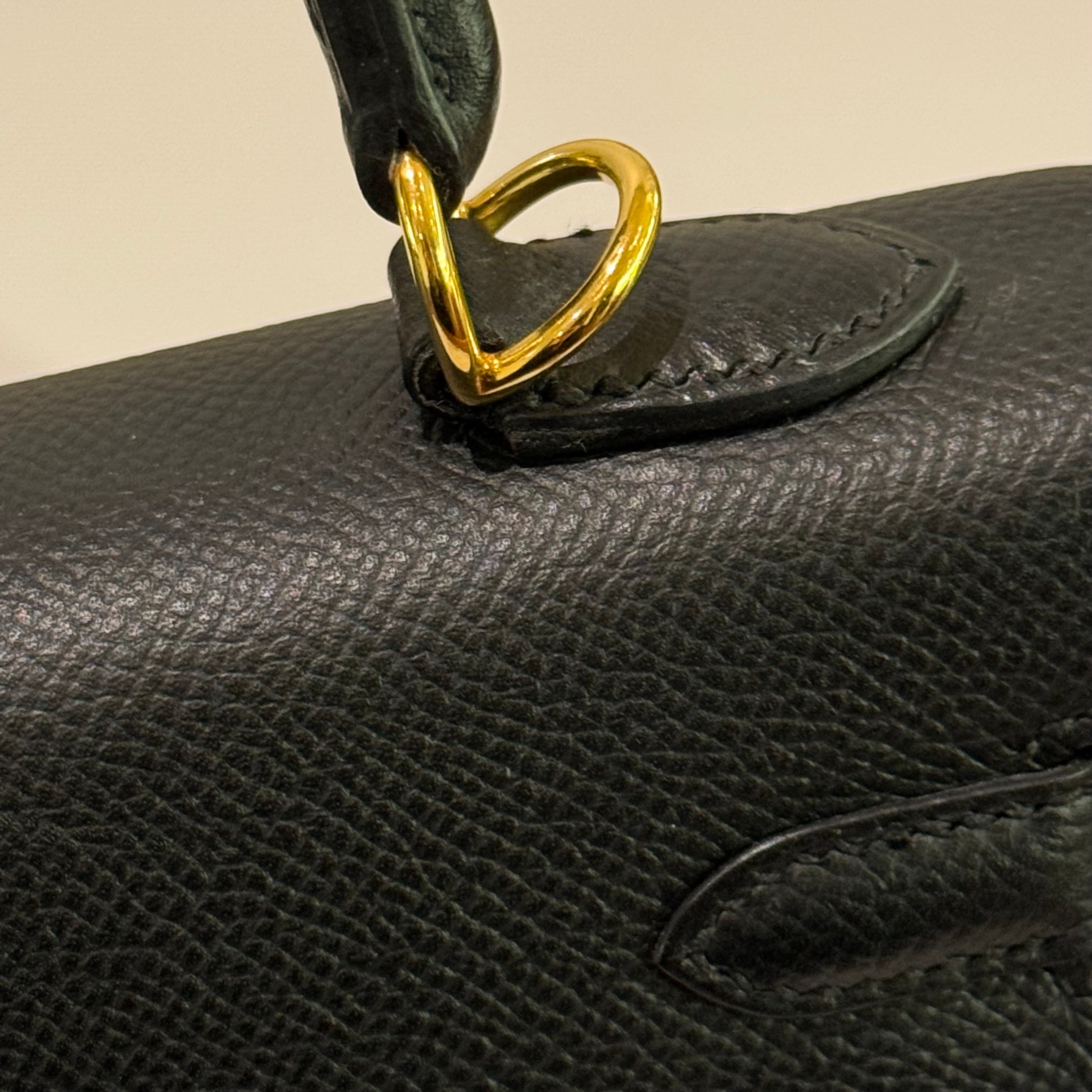HERMÈS KELLY 25 BLACK EPSOM LEATHER GHW STAMP C