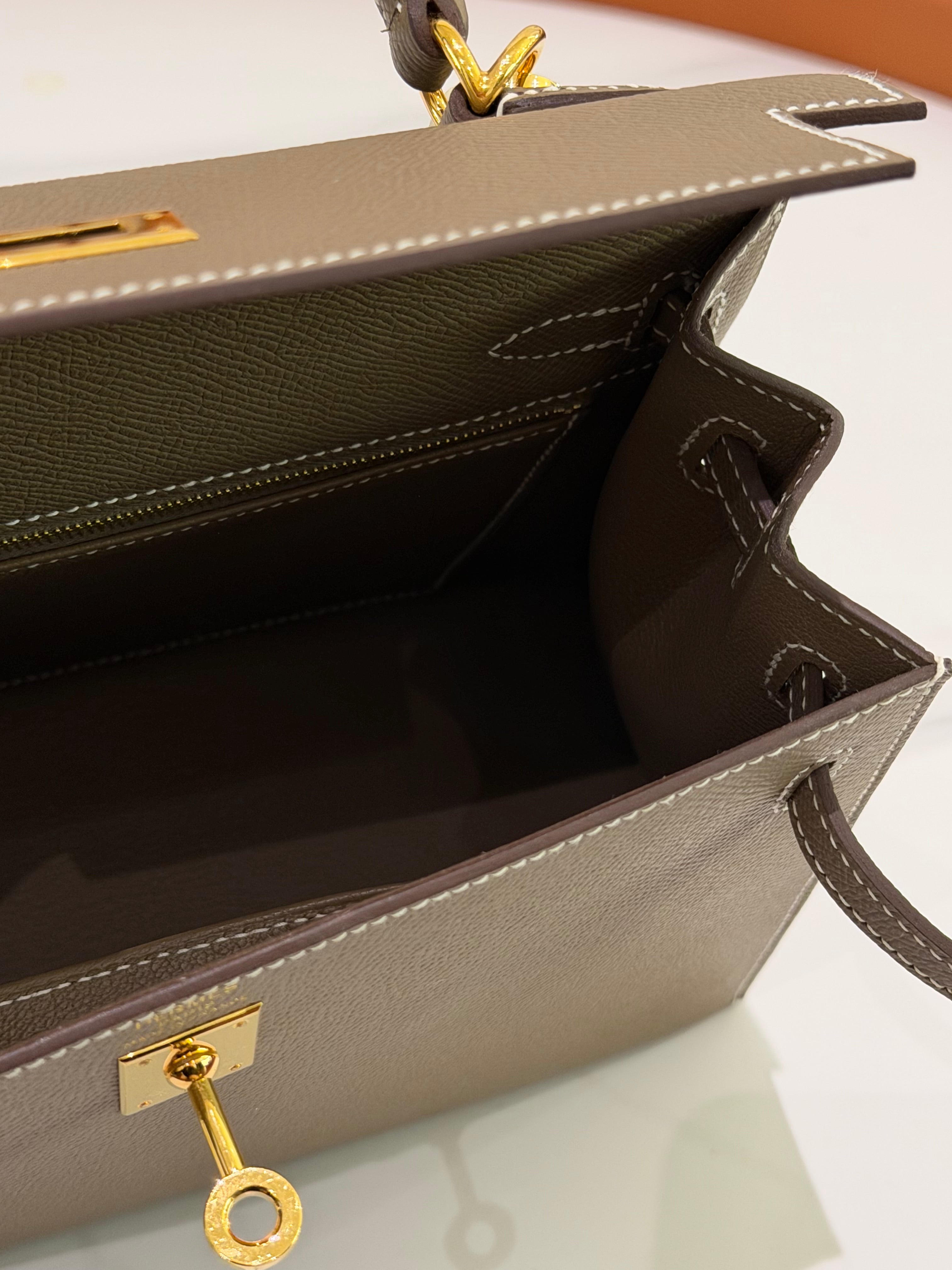 HERMES Kelly 25 Etoupe with Gold Hardware Epsom Leather (Stamp B)