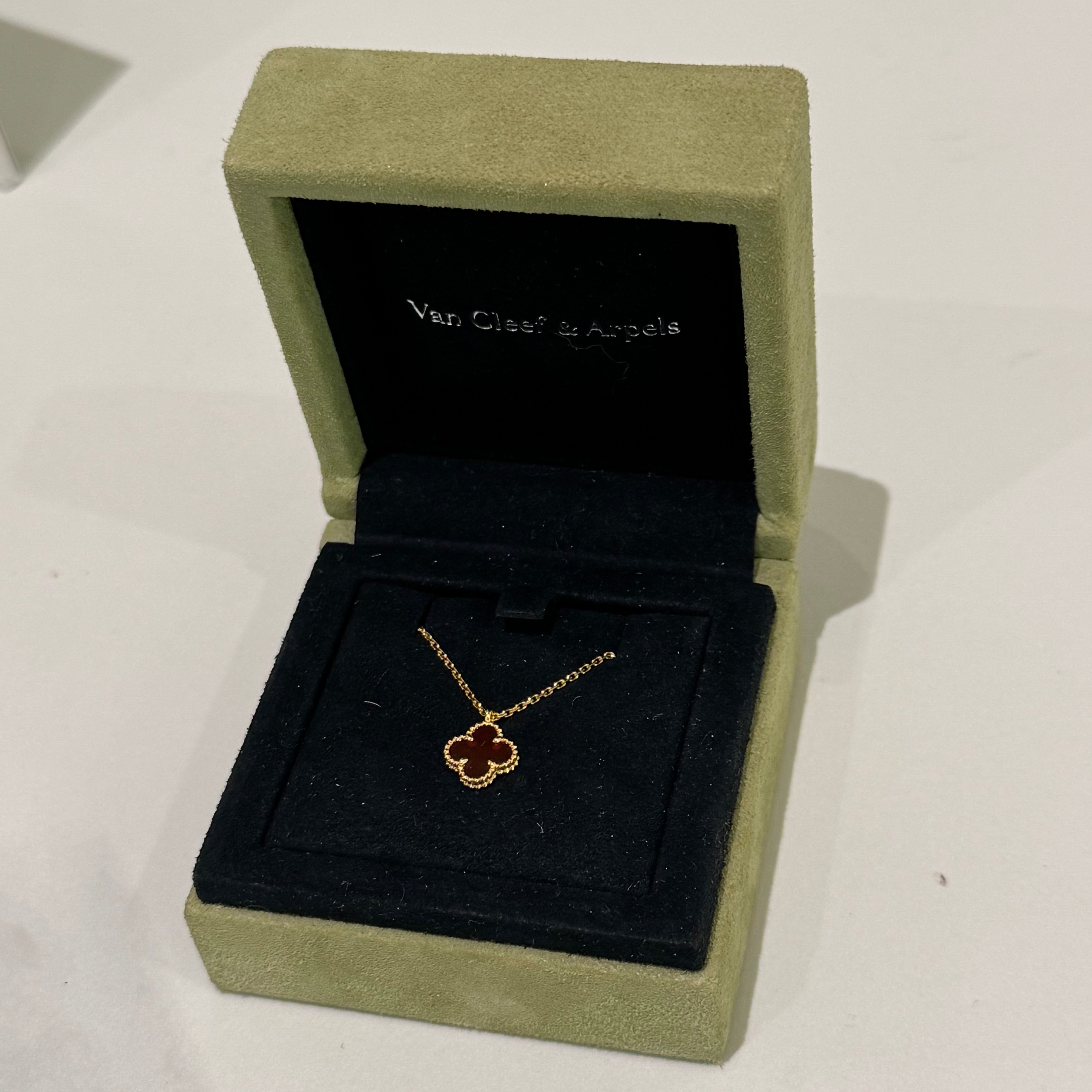 VAN CLEEF & ARPELS Sweet Alhambra Pendant Carnelian / Pink Gold