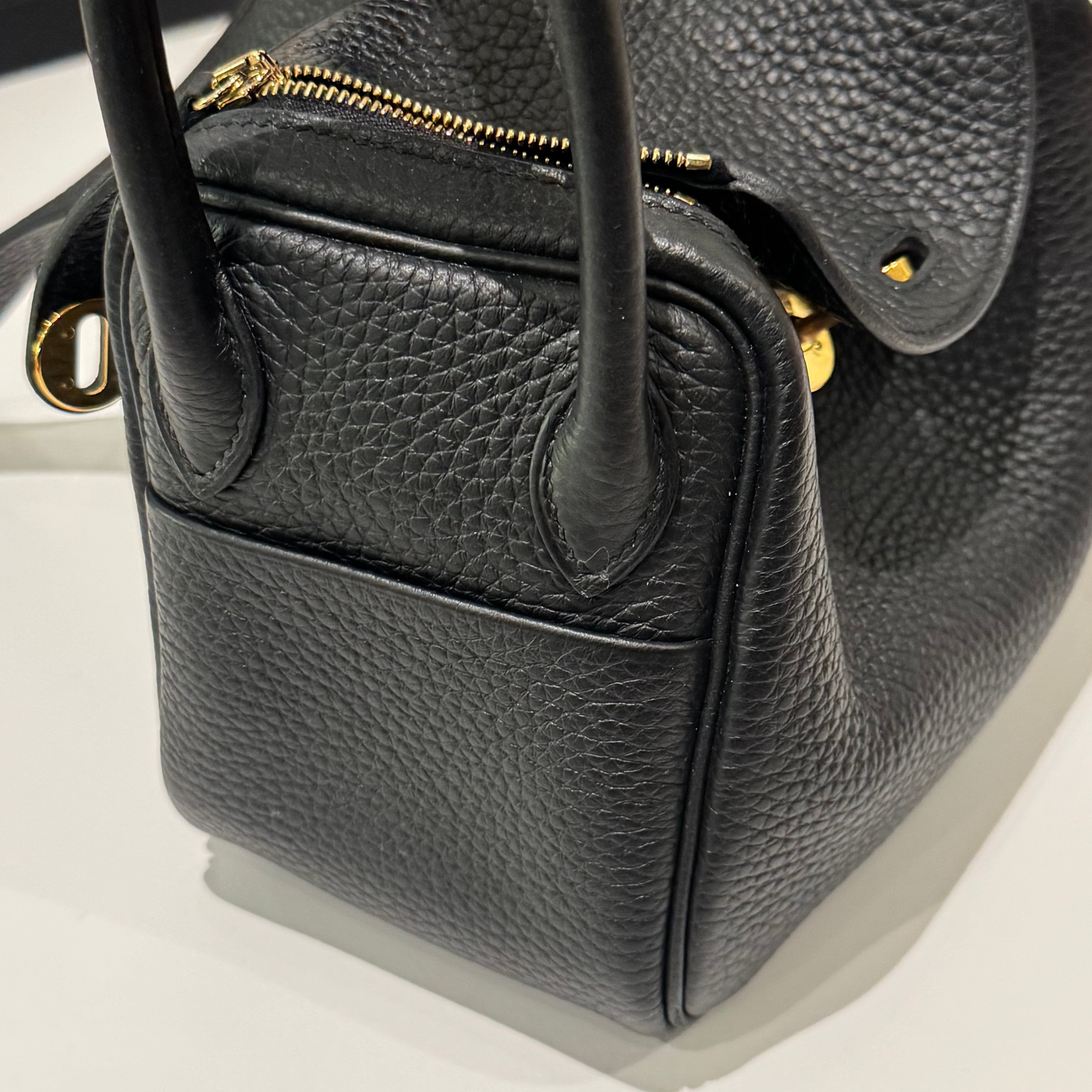 HERMÈS MINI LINDY 19 BLACK TC LEATHER WITH GOLD HARDWARE STAMP B