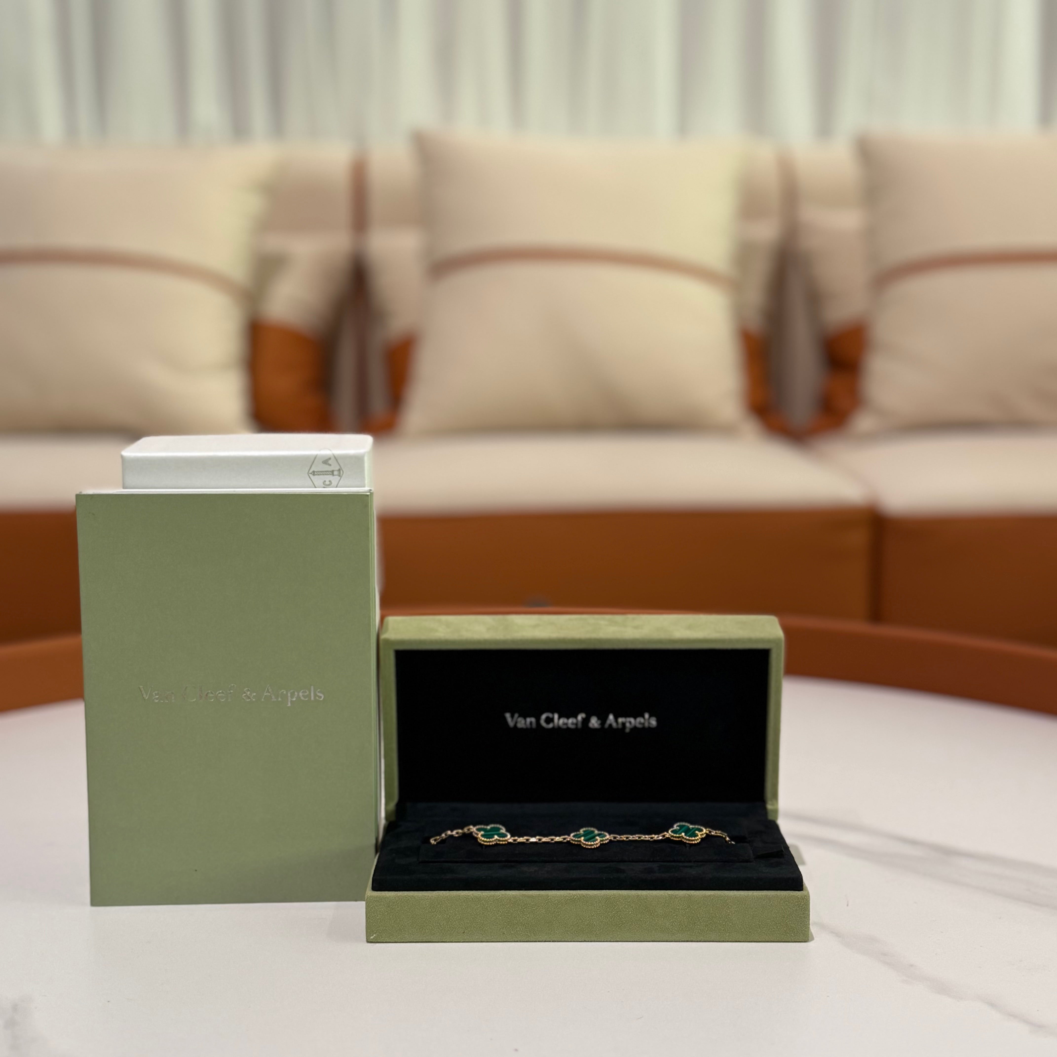 VAN CLEEF & ARPELS VINTAGE ALHAMBRA 5-MOTIF BRACELET MALACHITE