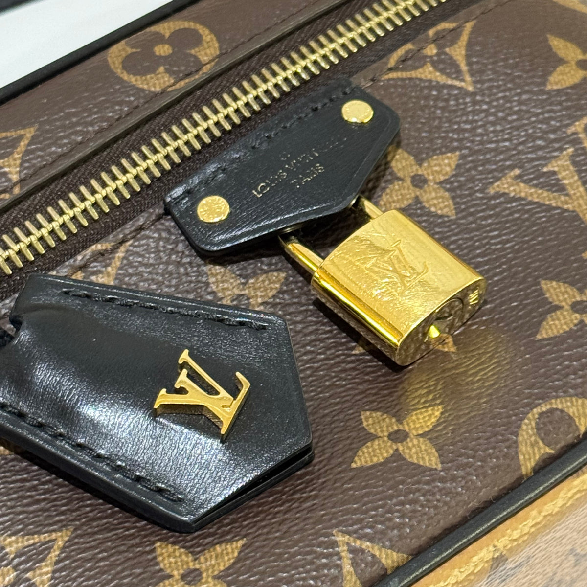 Louis Vuitton Makeup Mini Vanity Narrow Shoulder Crossbody Handbag | LOUIS VUITTON