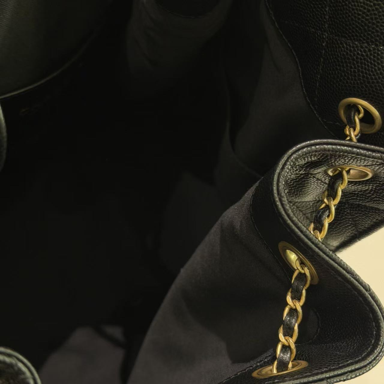 Chanel 25 Hobo Medium Black Caviar Leather with Gold Hardware (Chip Model)