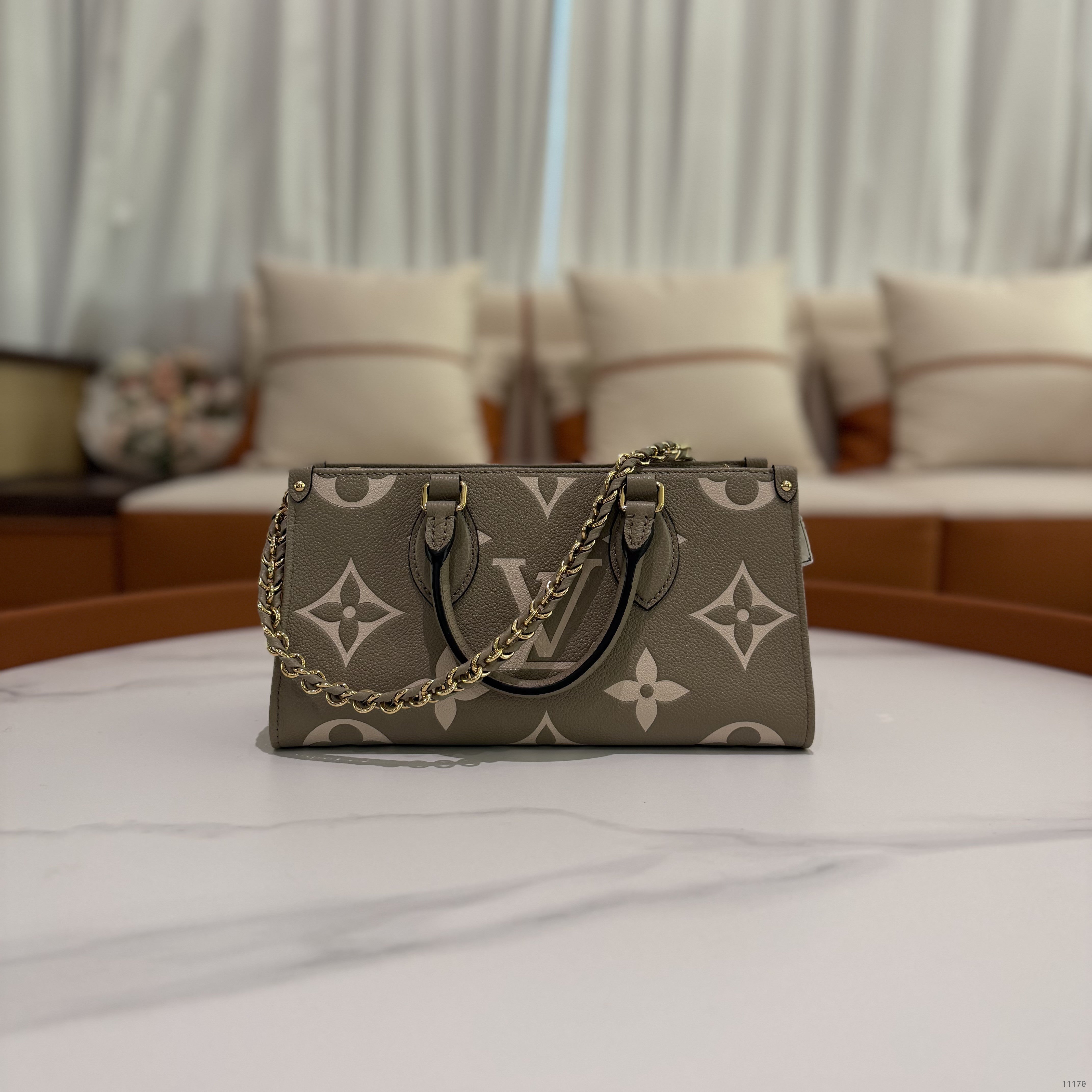 LOUIS VUITTON ON THE GO EAST-WEST ELEPHANT GREY (CHIP MODEL)  Size