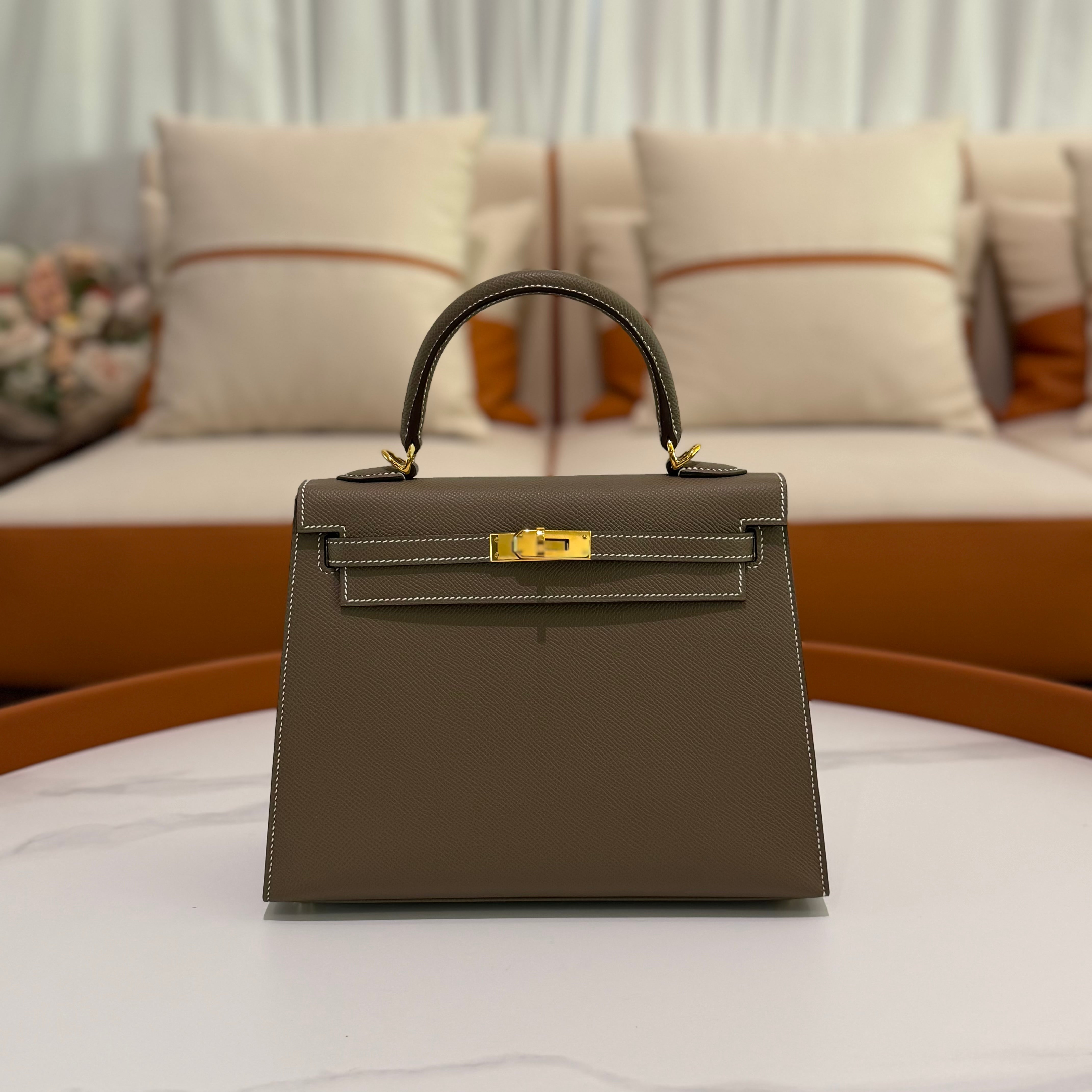 HERMES Kelly 25 Etoupe with Gold Hardware Epsom Leather (Stamp B)