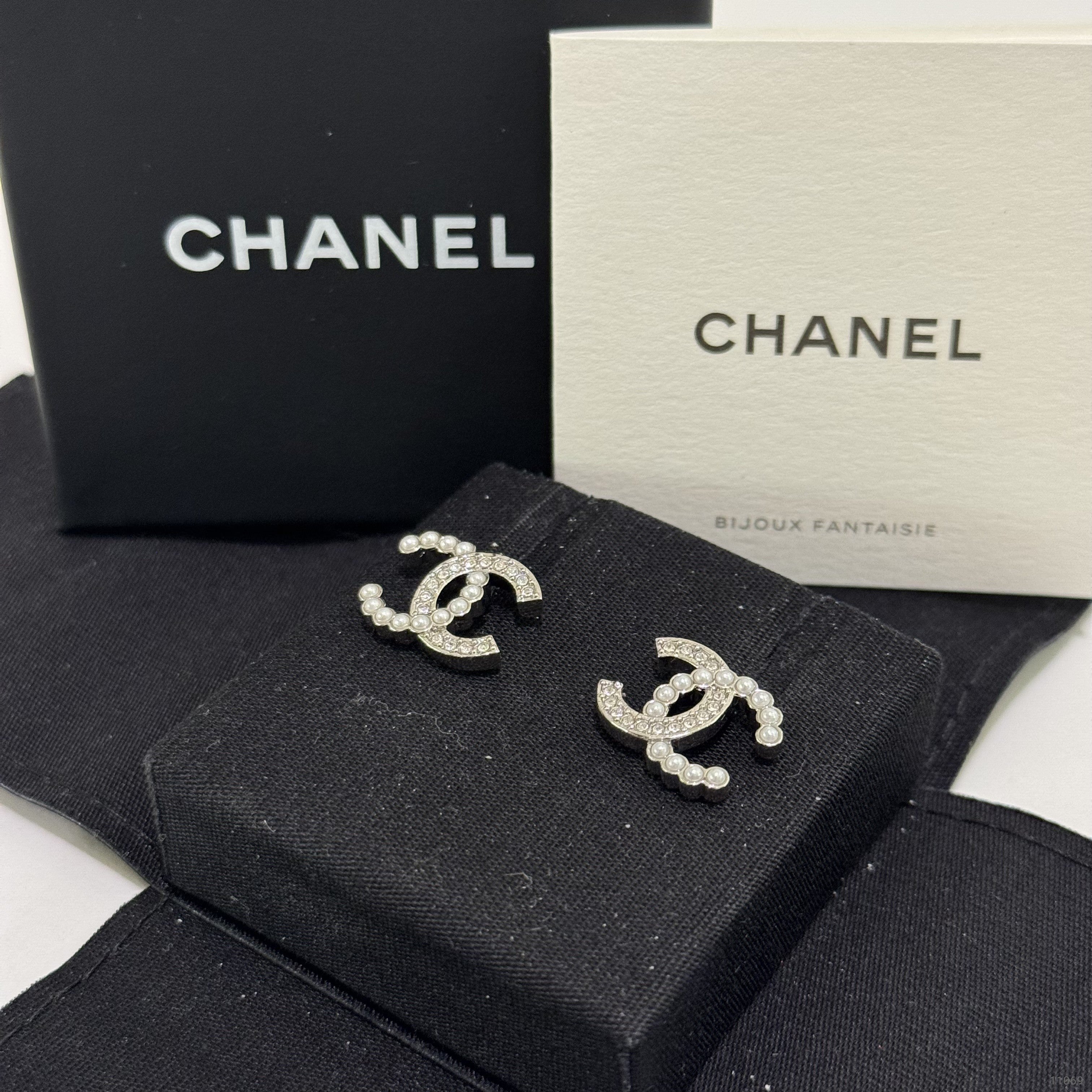 CHANEL CLIP-ON EARRINGS SILVER PEARL & CRYSTAL DOUBLE C