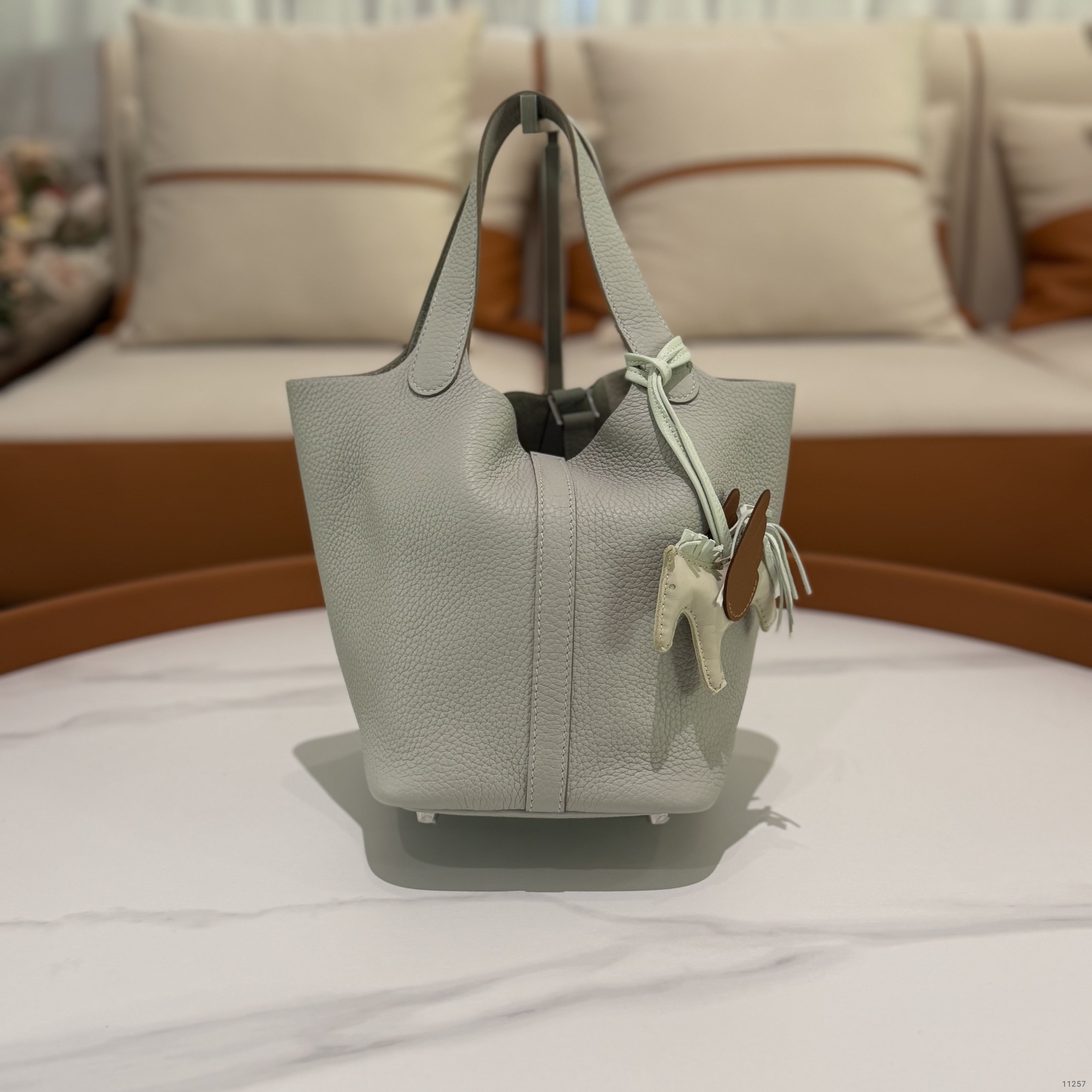 レア美品 EMPIRE ナイロンピステ L グレー バックドロップボム TAKA Hermes Picotin 18 Pearl Grey with Silver Hardware + Rodeo Charm (Z Sta