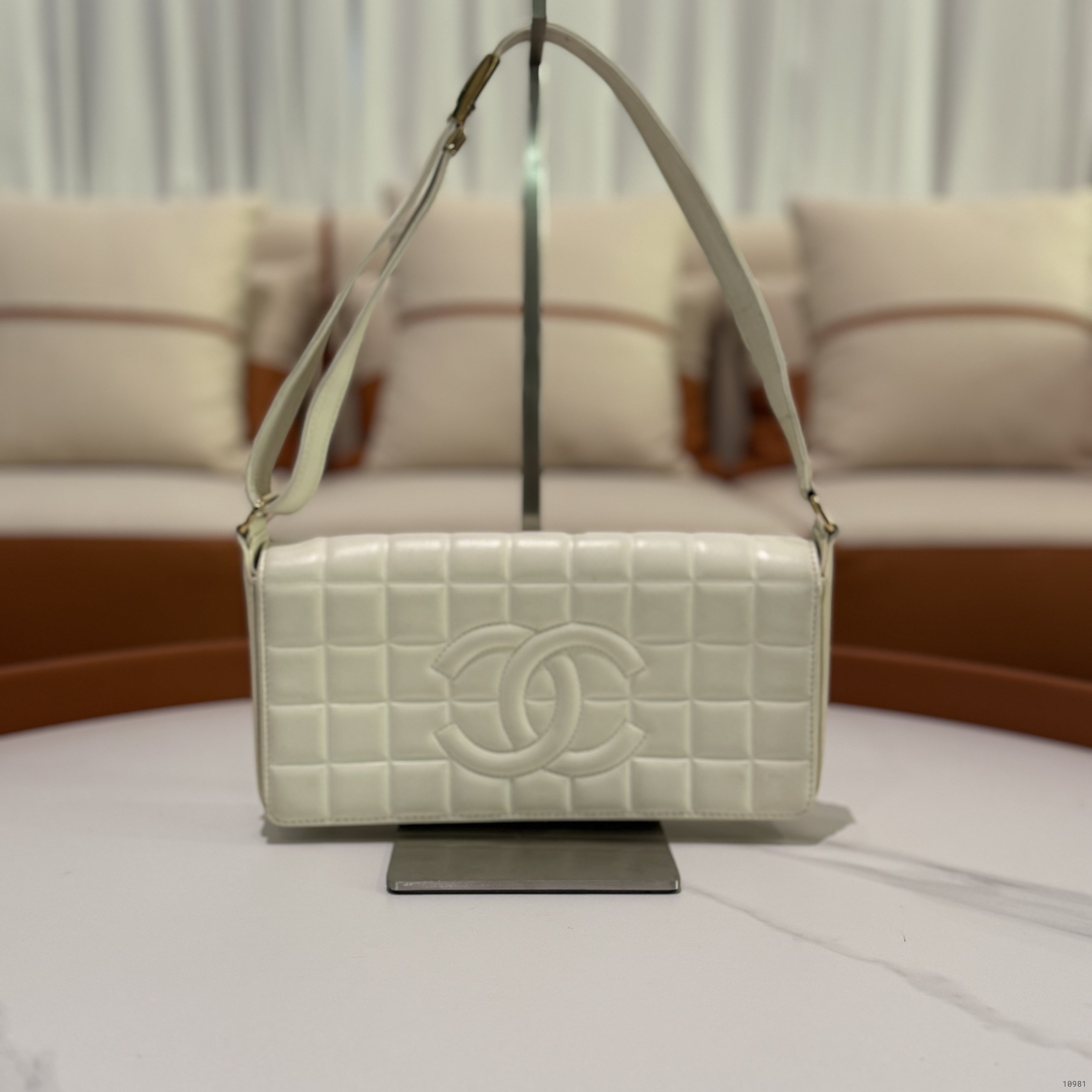 CHANEL CF WHITE VINTAGE SHOULDER BAG