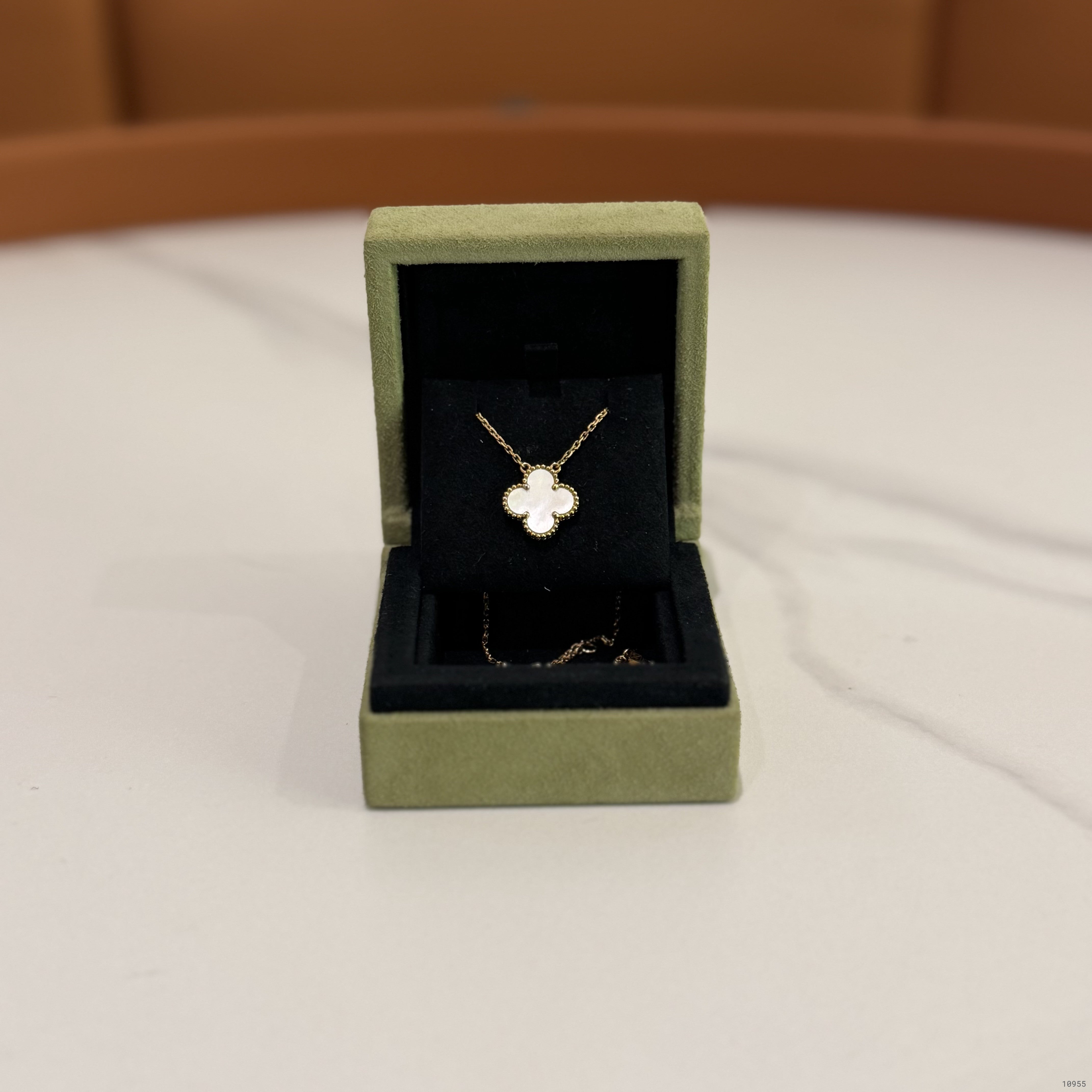 VAN CLEEF & ARPELS VINTAGE ALHAMBRA NECKLACE YELLOW GOLD WITH WHITE MOTHER-OF-PEARL