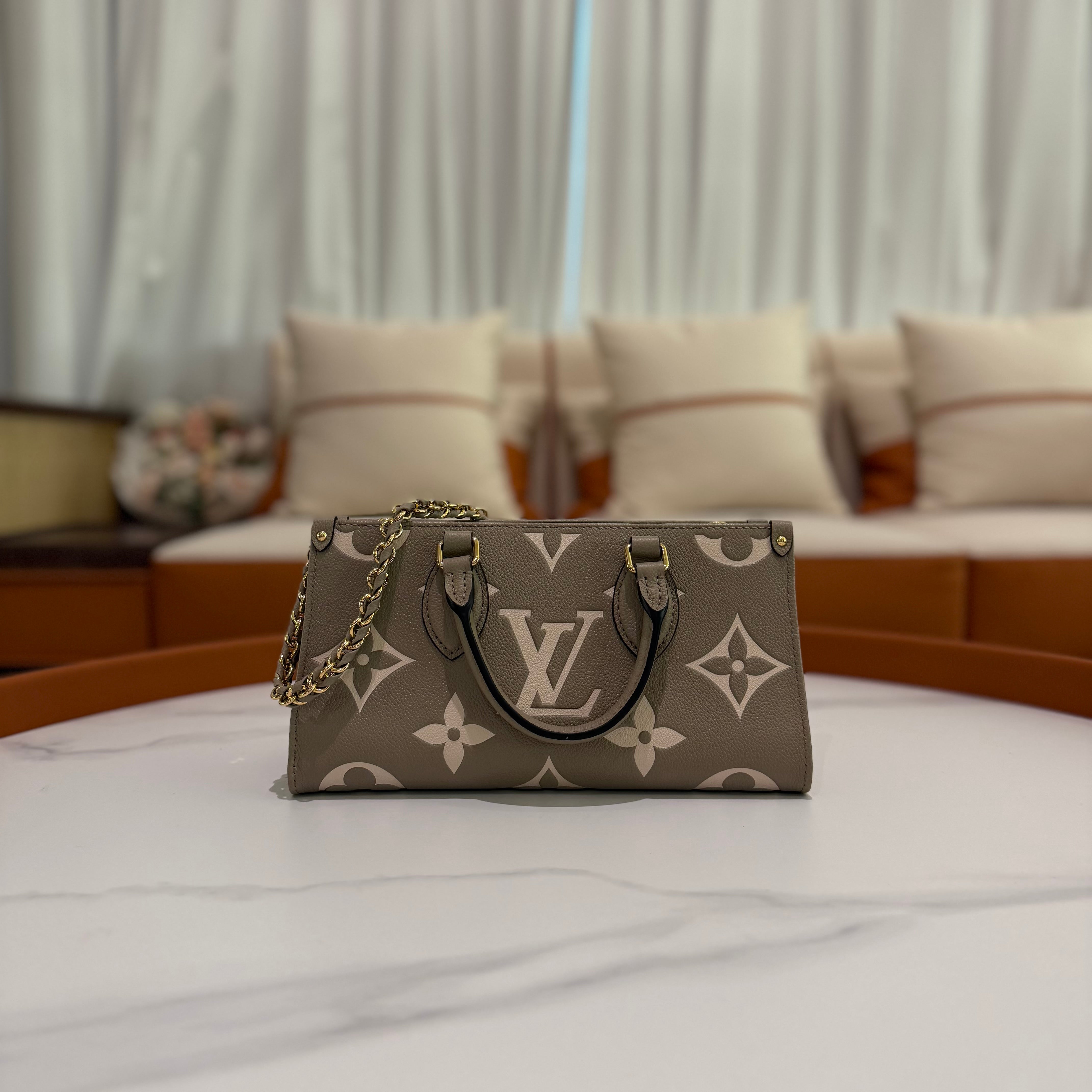 LOUIS VUITTON ON THE GO EAST-WEST ELEPHANT GREY (CHIP MODEL)  Size