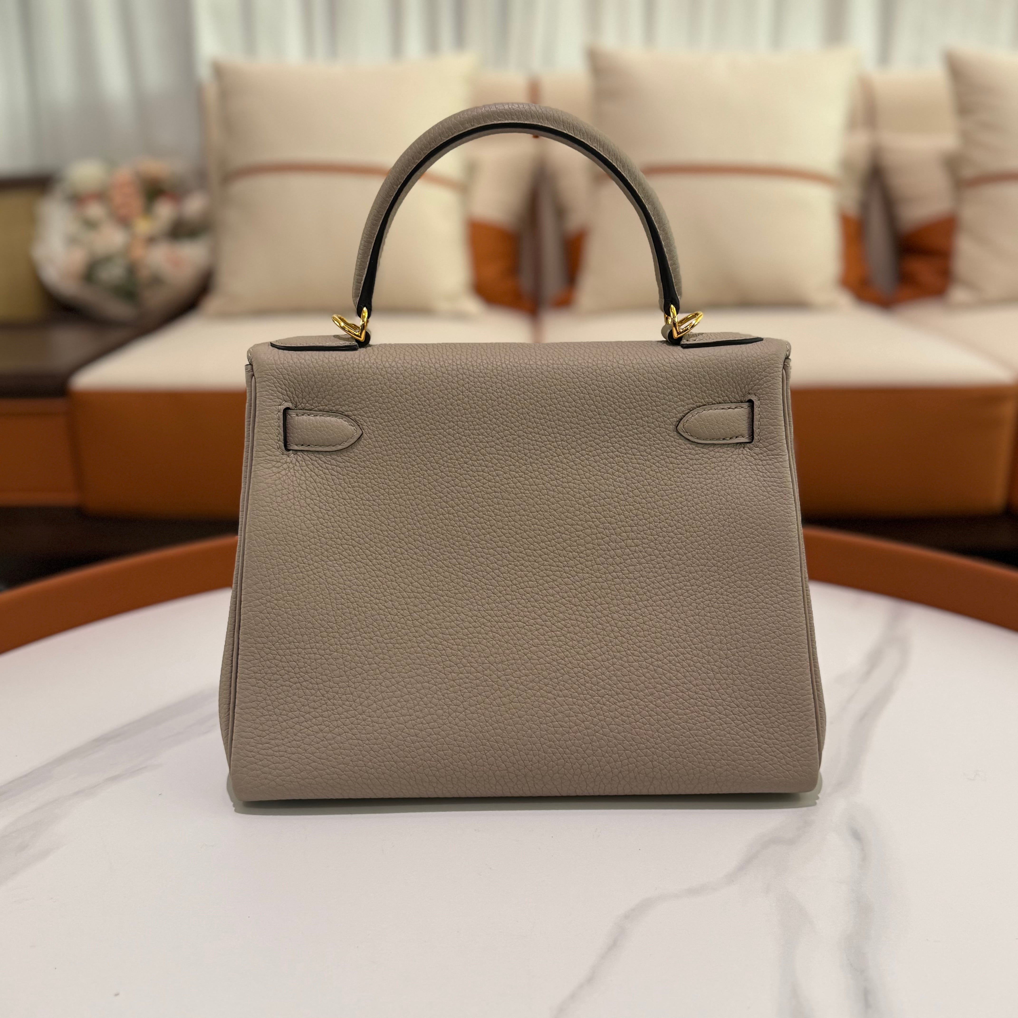 HERMÈS KELLY 28 GRIS TOURTERELLE WITH GOLD HARDWARE