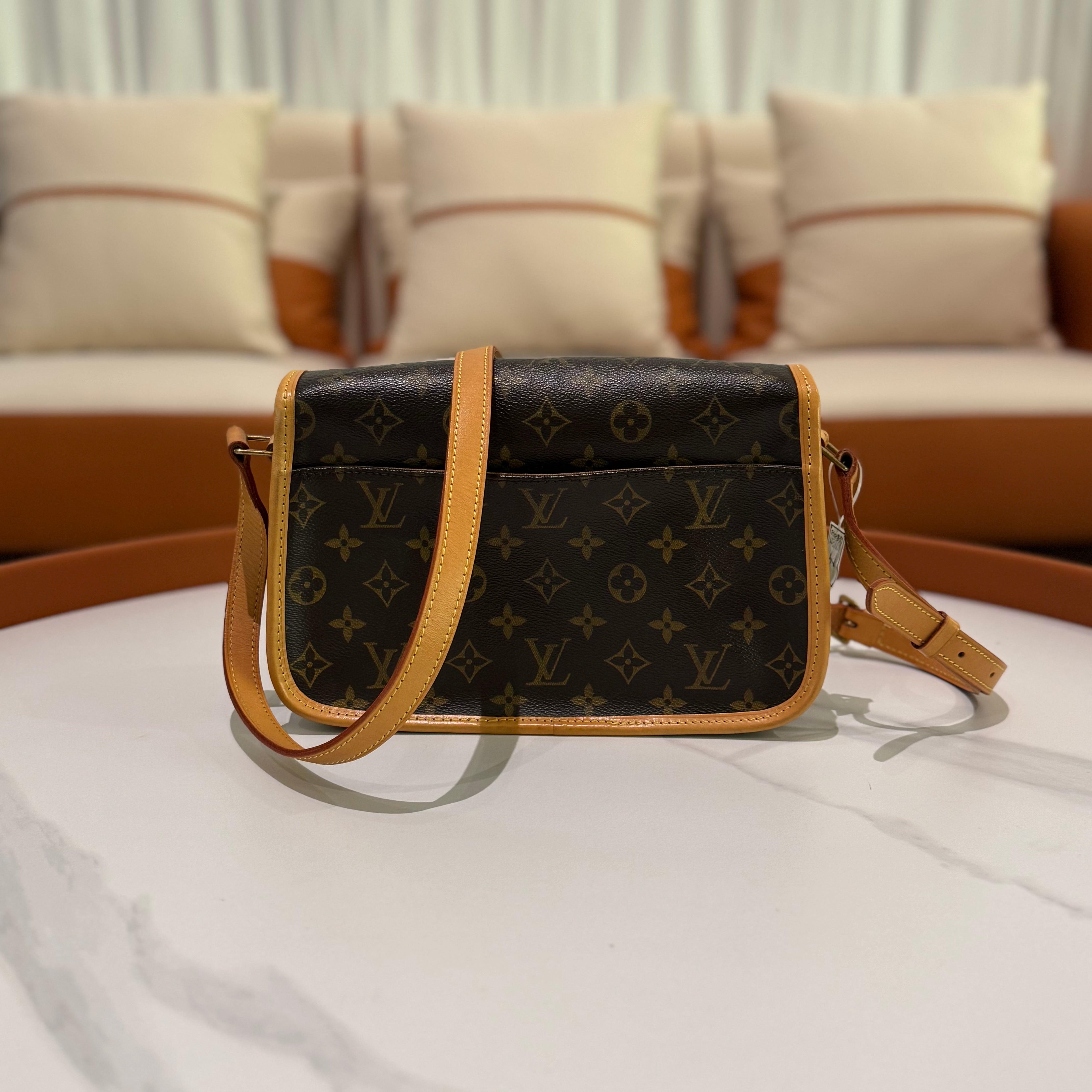 LOUIS VUITTON VINTAGE BAGUETTE BAG