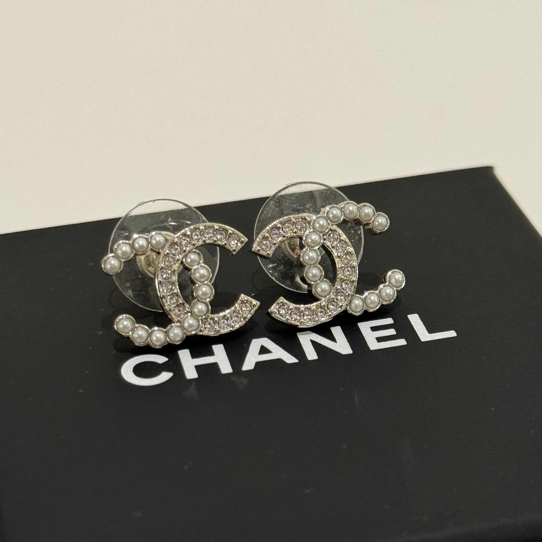 CHANEL CLIP-ON EARRINGS SILVER PEARL & CRYSTAL DOUBLE C