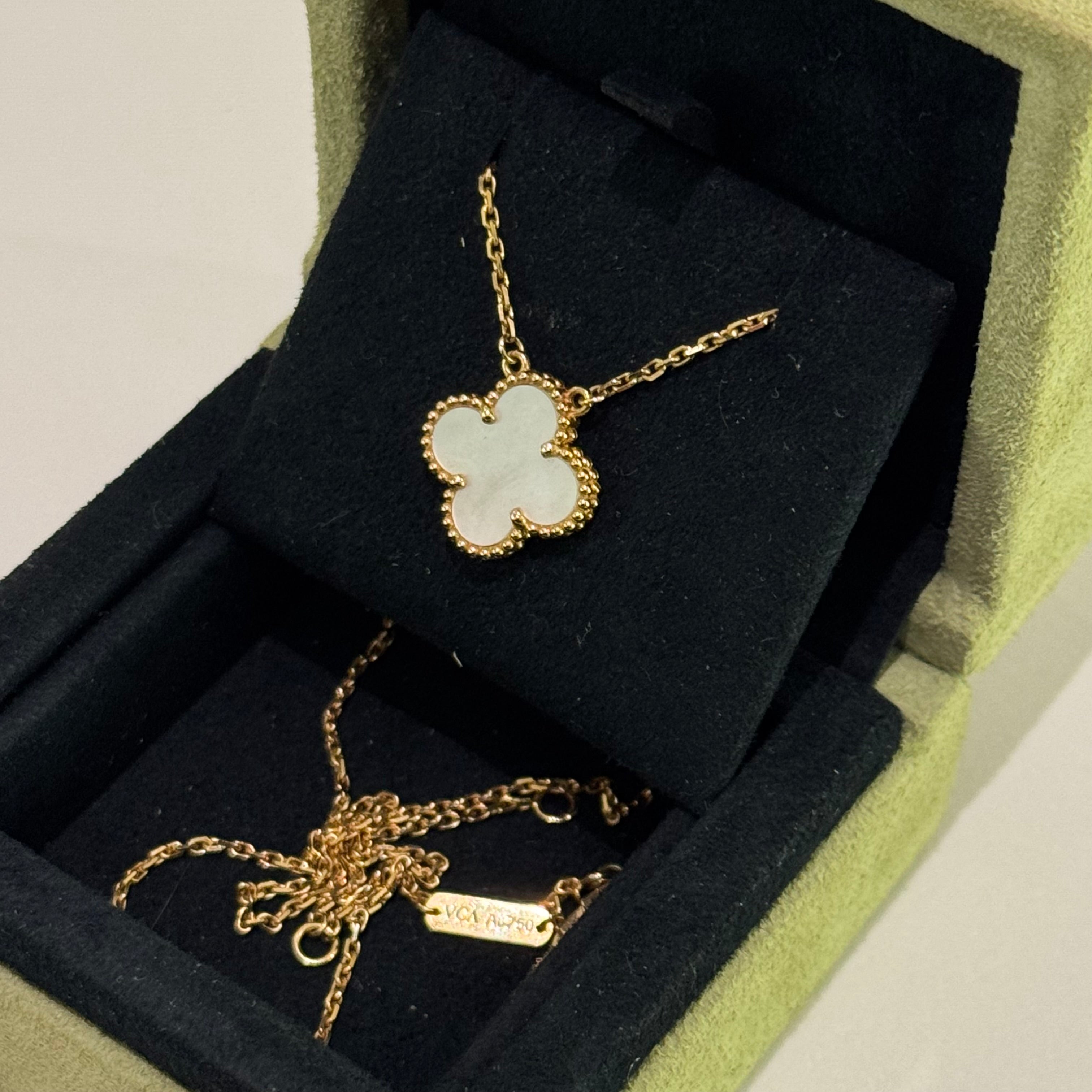 VAN CLEEF & ARPELS VINTAGE ALHAMBRA NECKLACE YELLOW GOLD WITH WHITE MOTHER-OF-PEARL