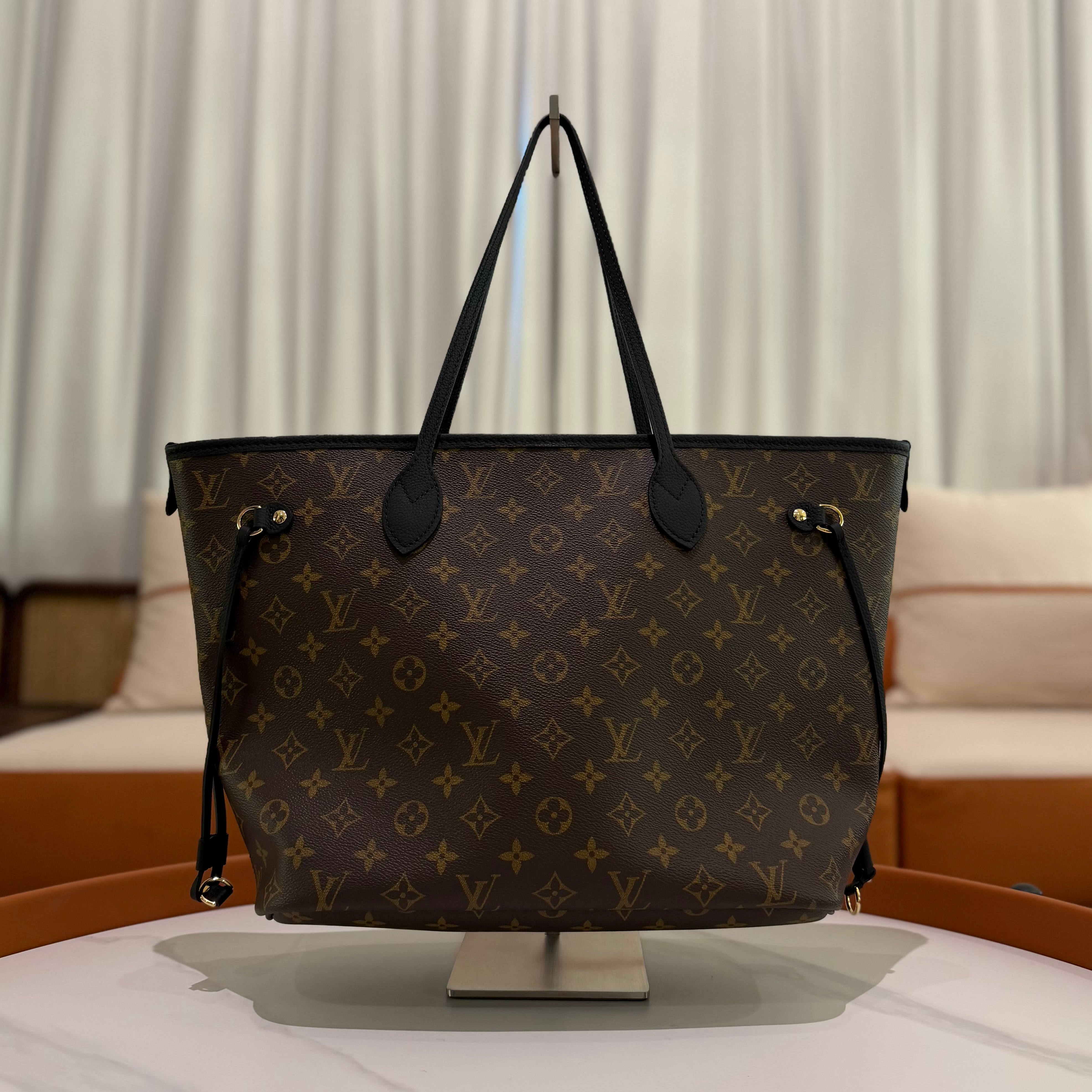 Louis Vuitton Neverfull MM Monogram Coated Canvas with Natural Cowhide Leather (Microchip Version)