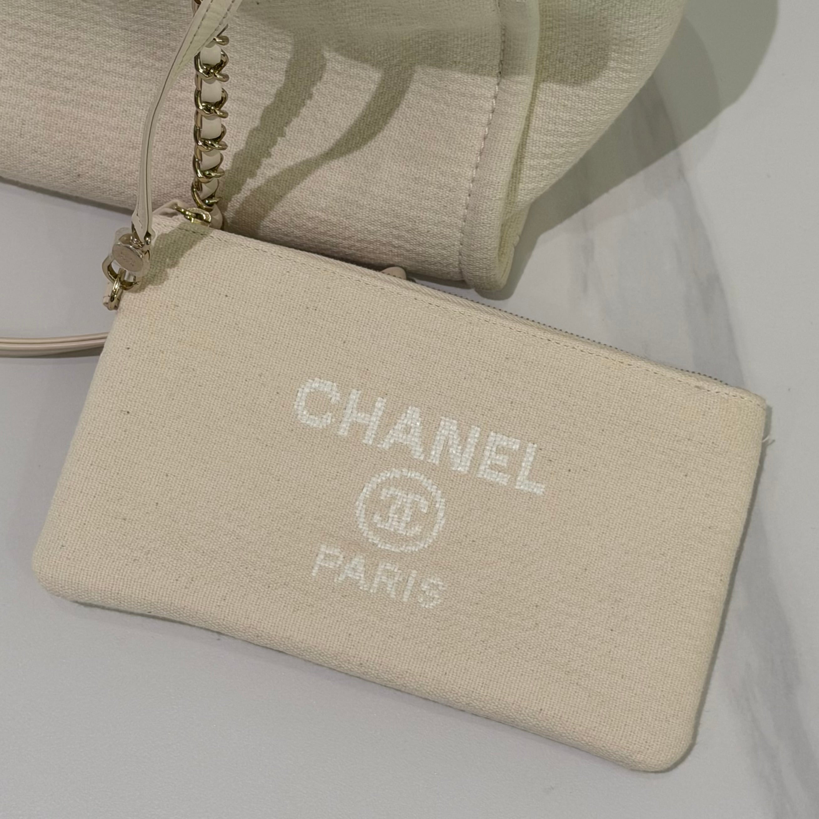 Chanel White Tote Bag (Chip Model)