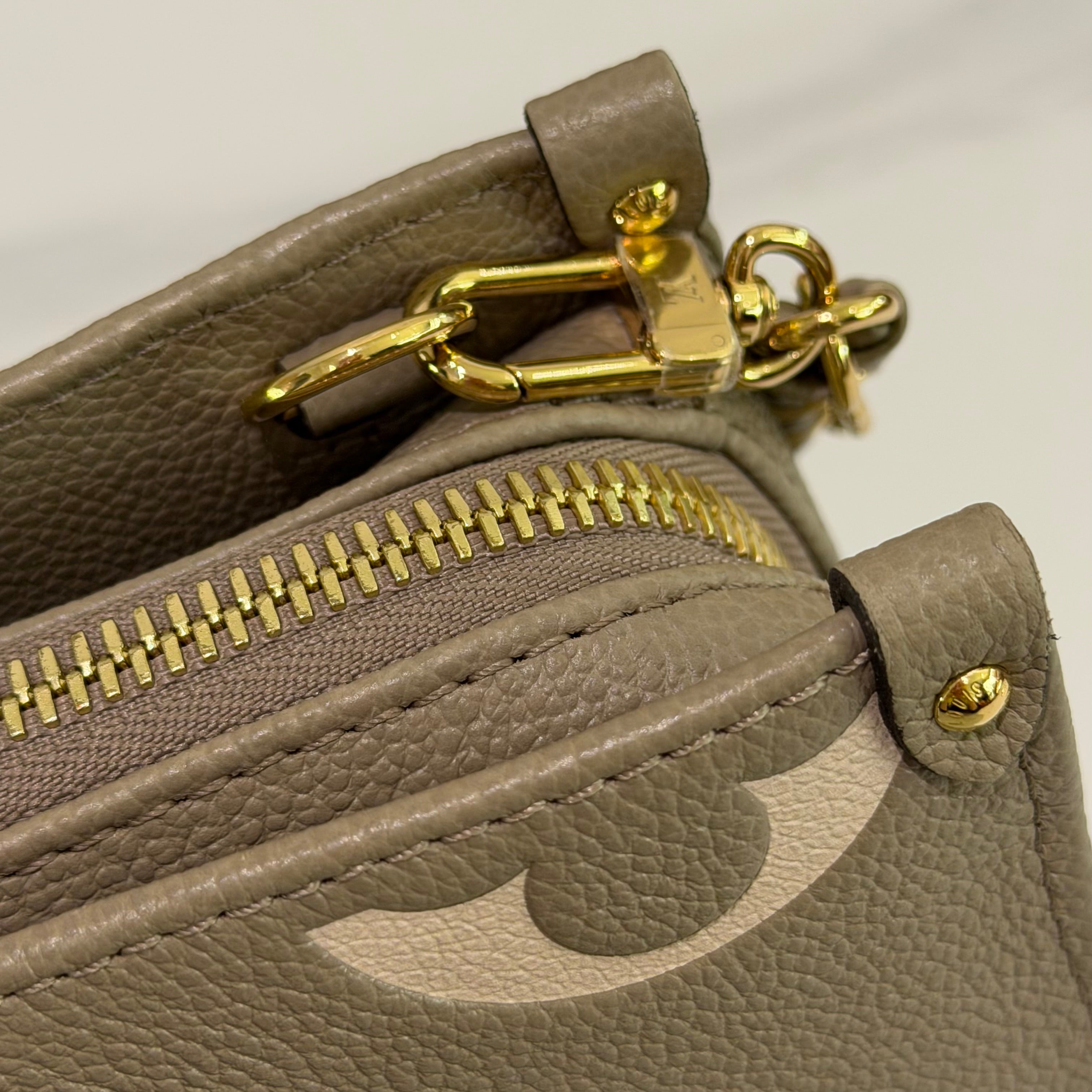 LOUIS VUITTON ON THE GO EAST-WEST ELEPHANT GREY (CHIP MODEL)  Size