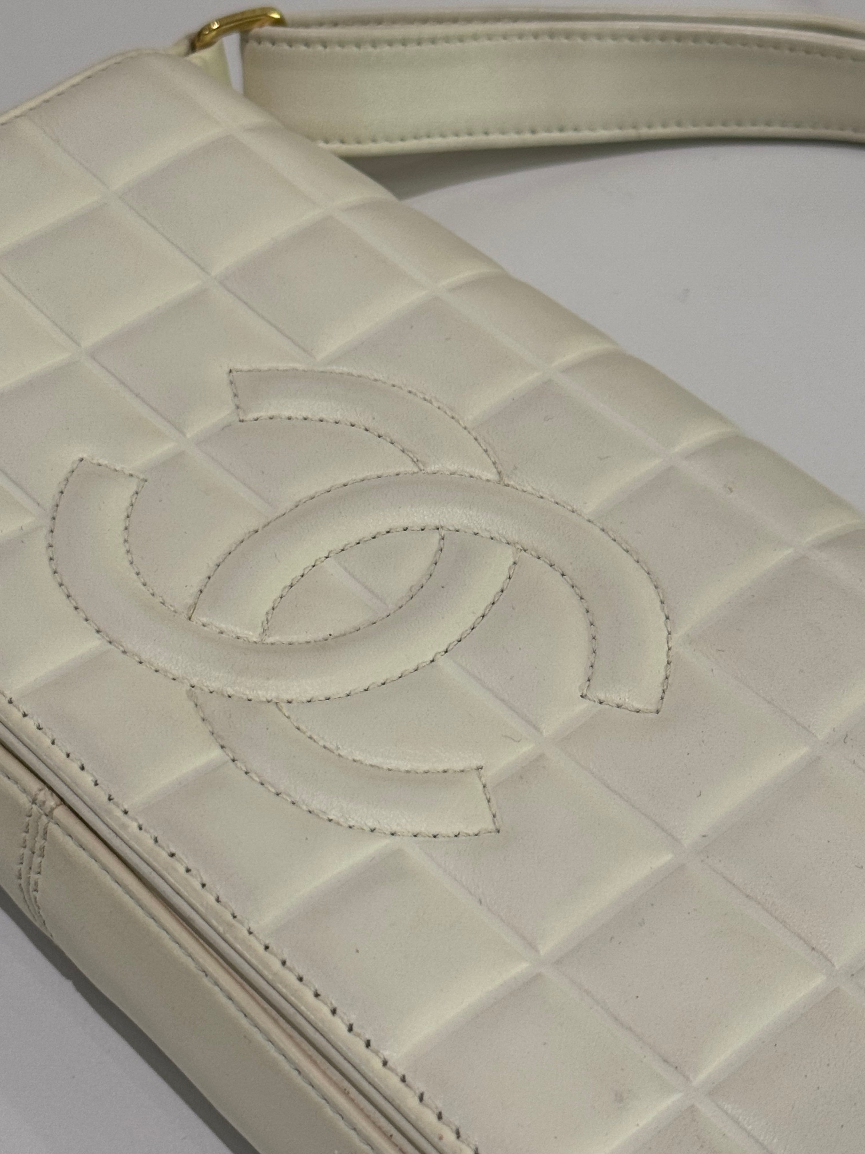 CHANEL CF WHITE VINTAGE SHOULDER BAG