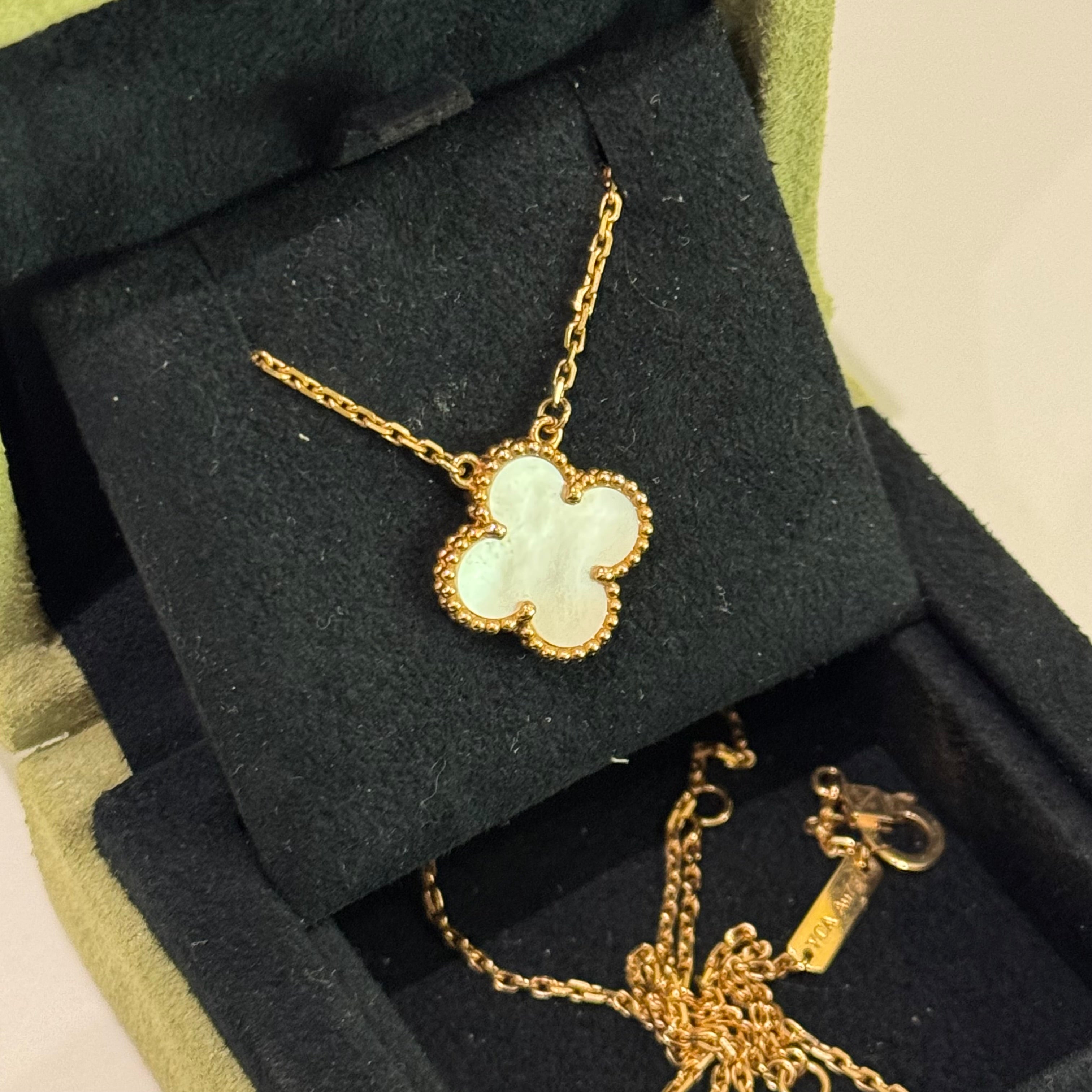 VAN CLEEF & ARPELS VINTAGE ALHAMBRA NECKLACE YELLOW GOLD WITH WHITE MOTHER-OF-PEARL