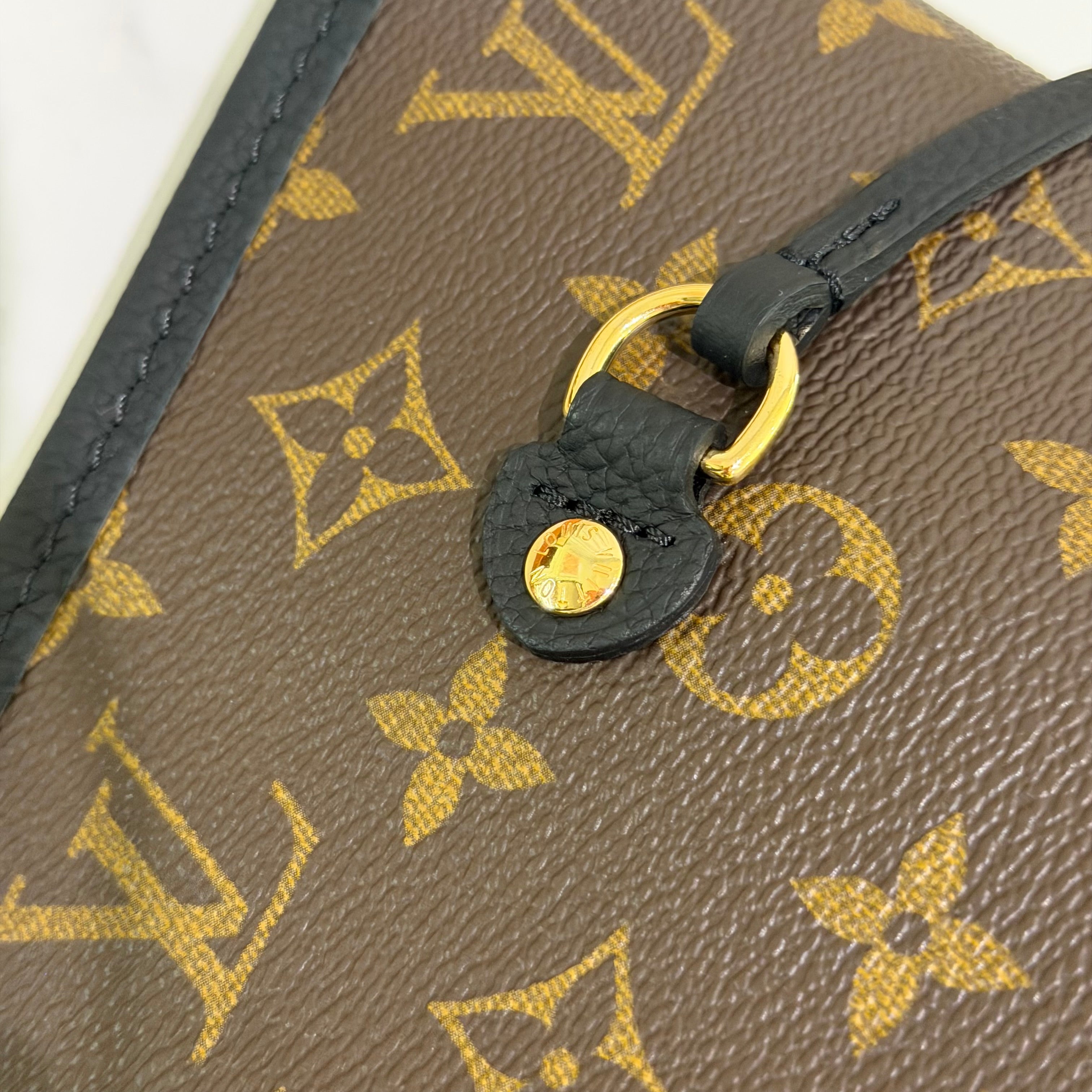 Louis Vuitton Neverfull MM Monogram Coated Canvas with Natural Cowhide Leather (Microchip Version)