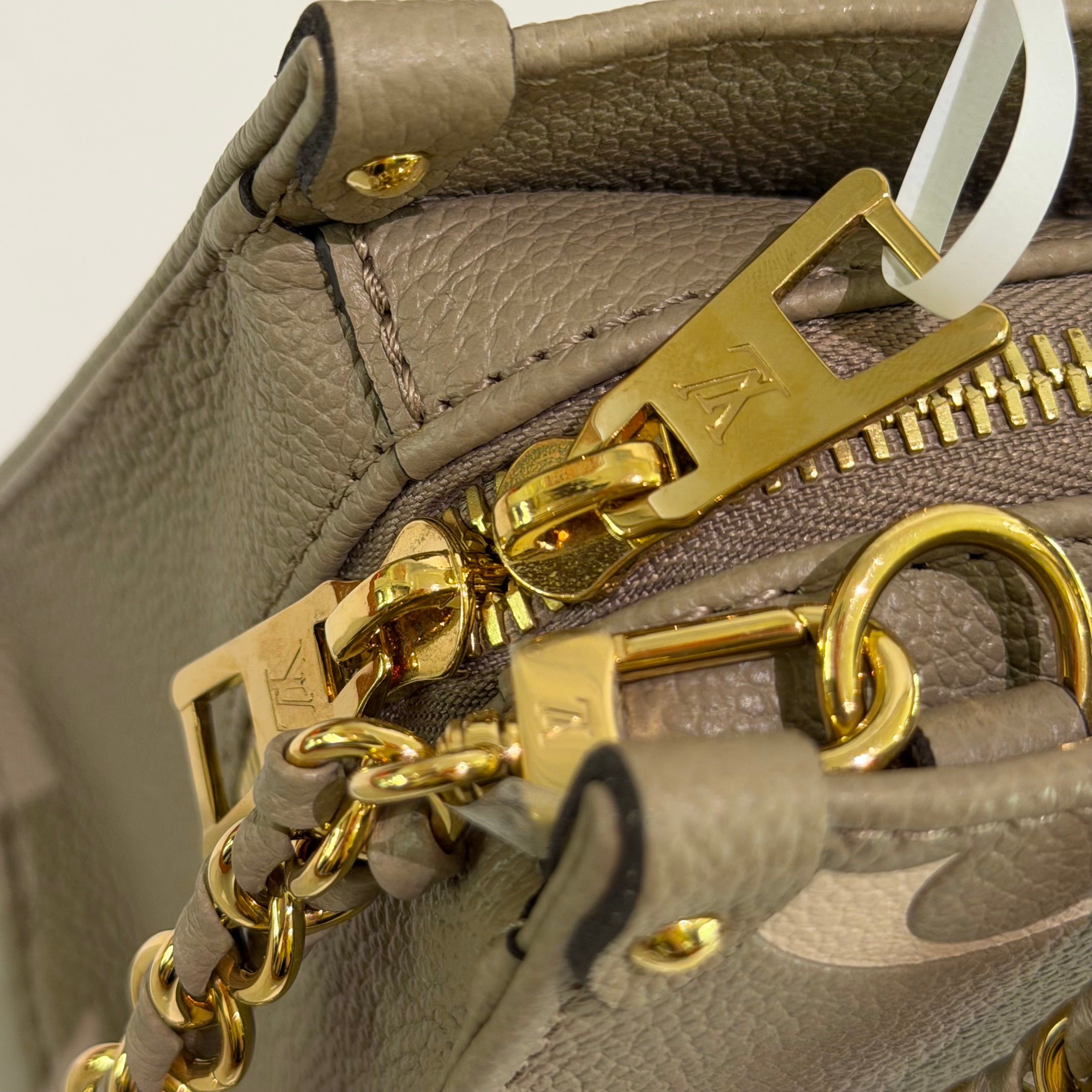 LOUIS VUITTON ON THE GO EAST-WEST ELEPHANT GREY (CHIP MODEL)  Size