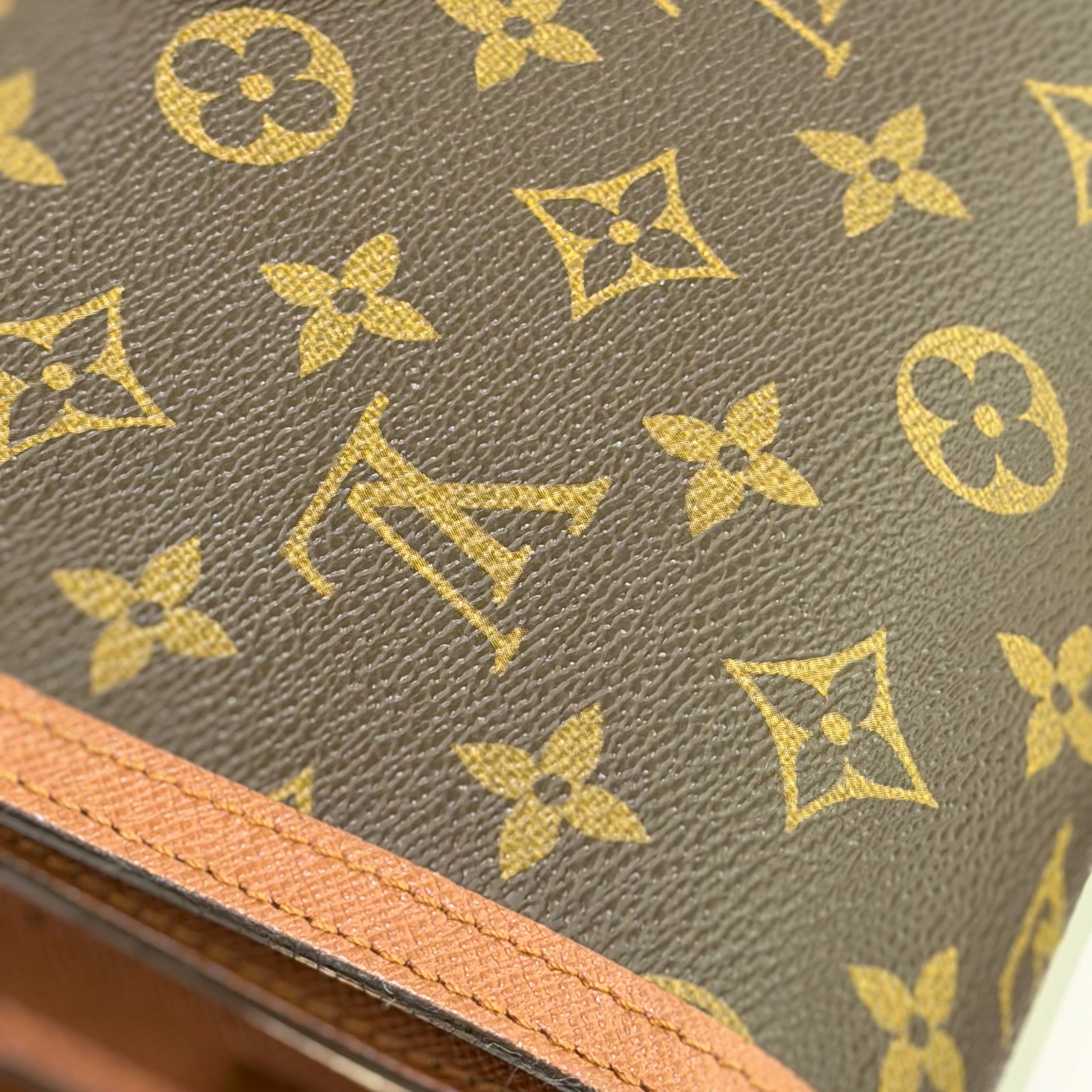 LOUIS VUITTON Vintage Gold Ring Wheel Bag