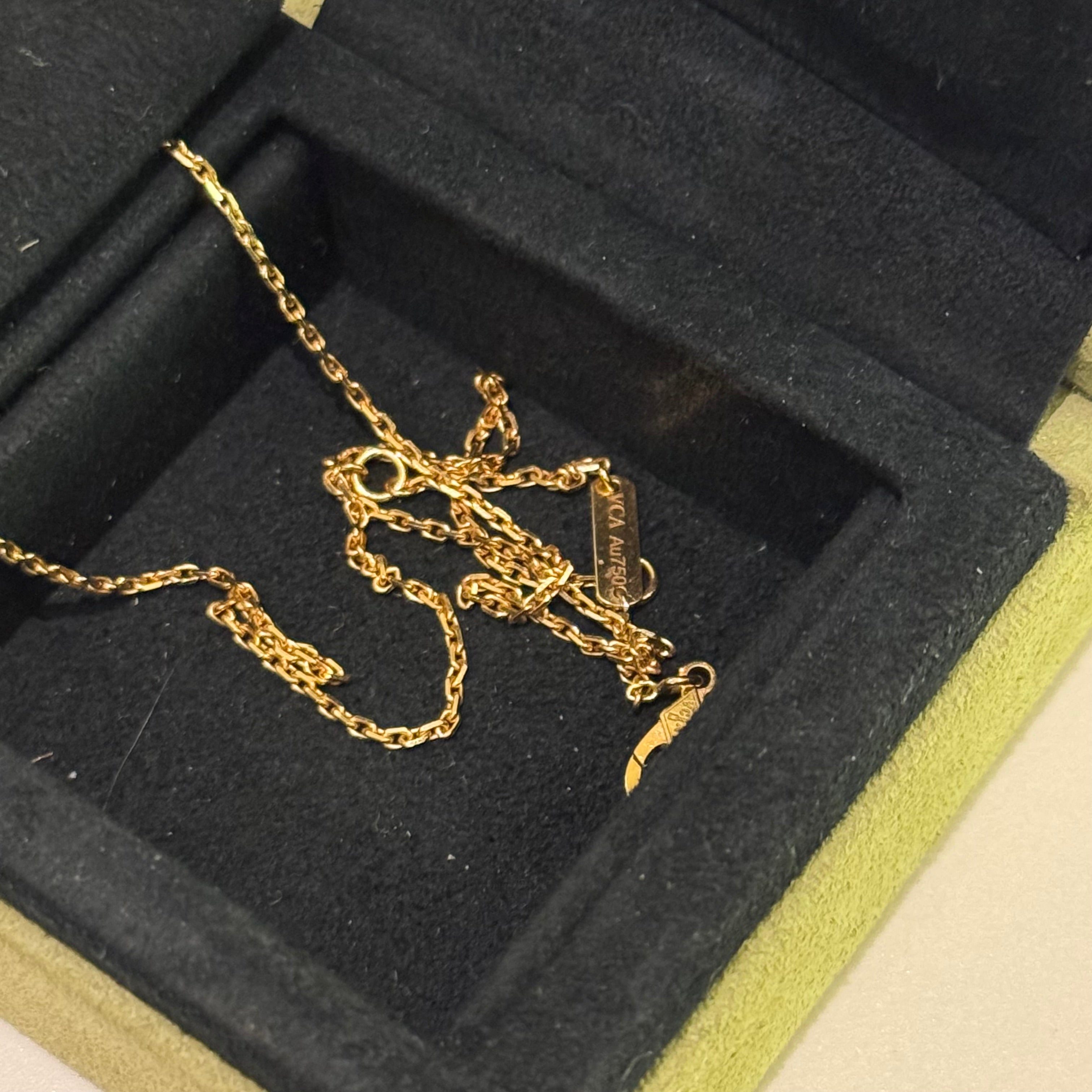 VAN CLEEF & ARPELS VINTAGE ALHAMBRA NECKLACE YELLOW GOLD WITH WHITE MOTHER-OF-PEARL