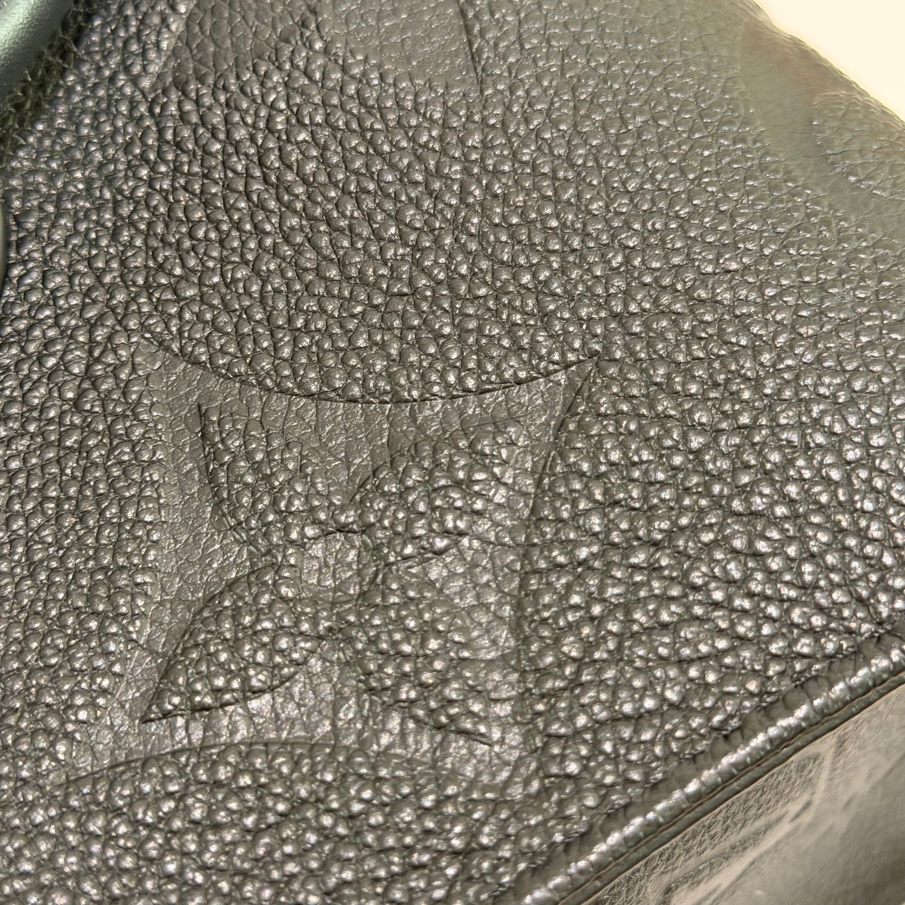 LOUIS VUITTON ON THE GO HORIZONTAL BLACK MONOGRAM (CHIP VERSION)